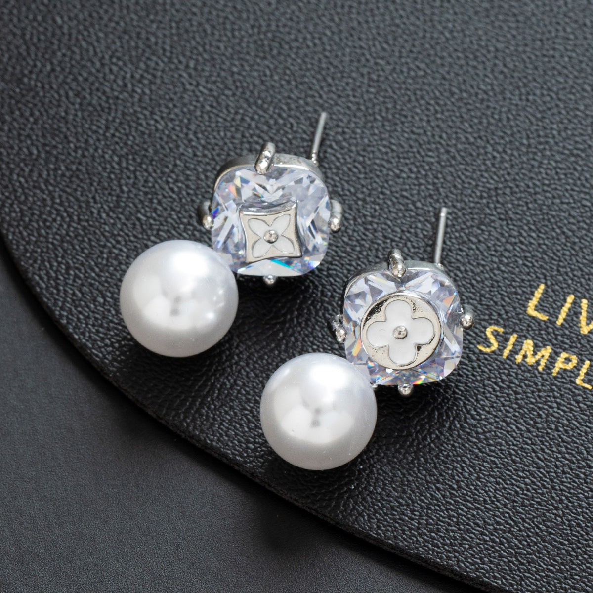 Wholesale Trendy Four Leaf Clover Pearl Stud Earrings Copper Plated Gold Zircon Jewelry Accessory Boutique Resale
