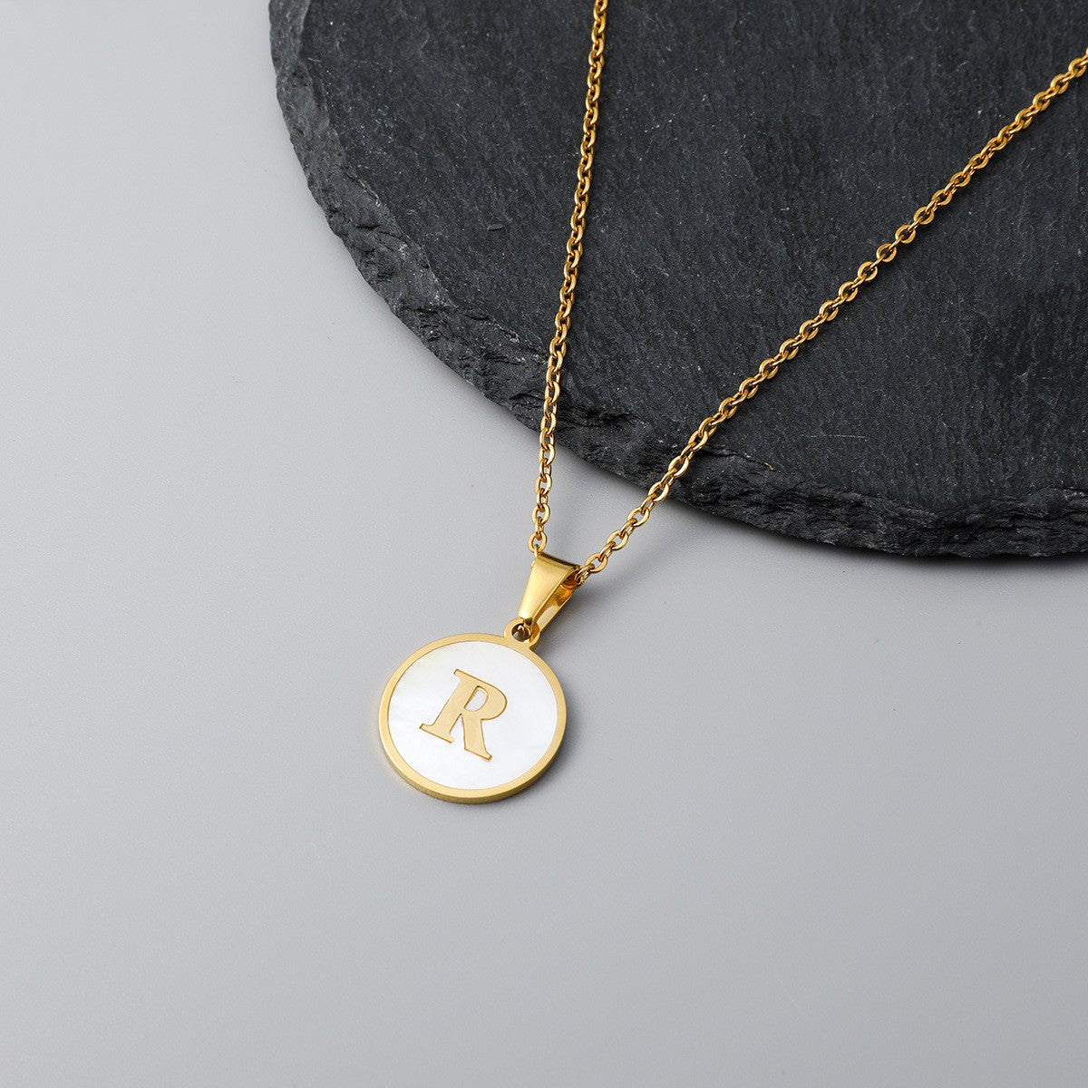Wholesale Round Stainless Steel Gold Plated Letter Pendant Necklace for Women Fashion Accessory Gift