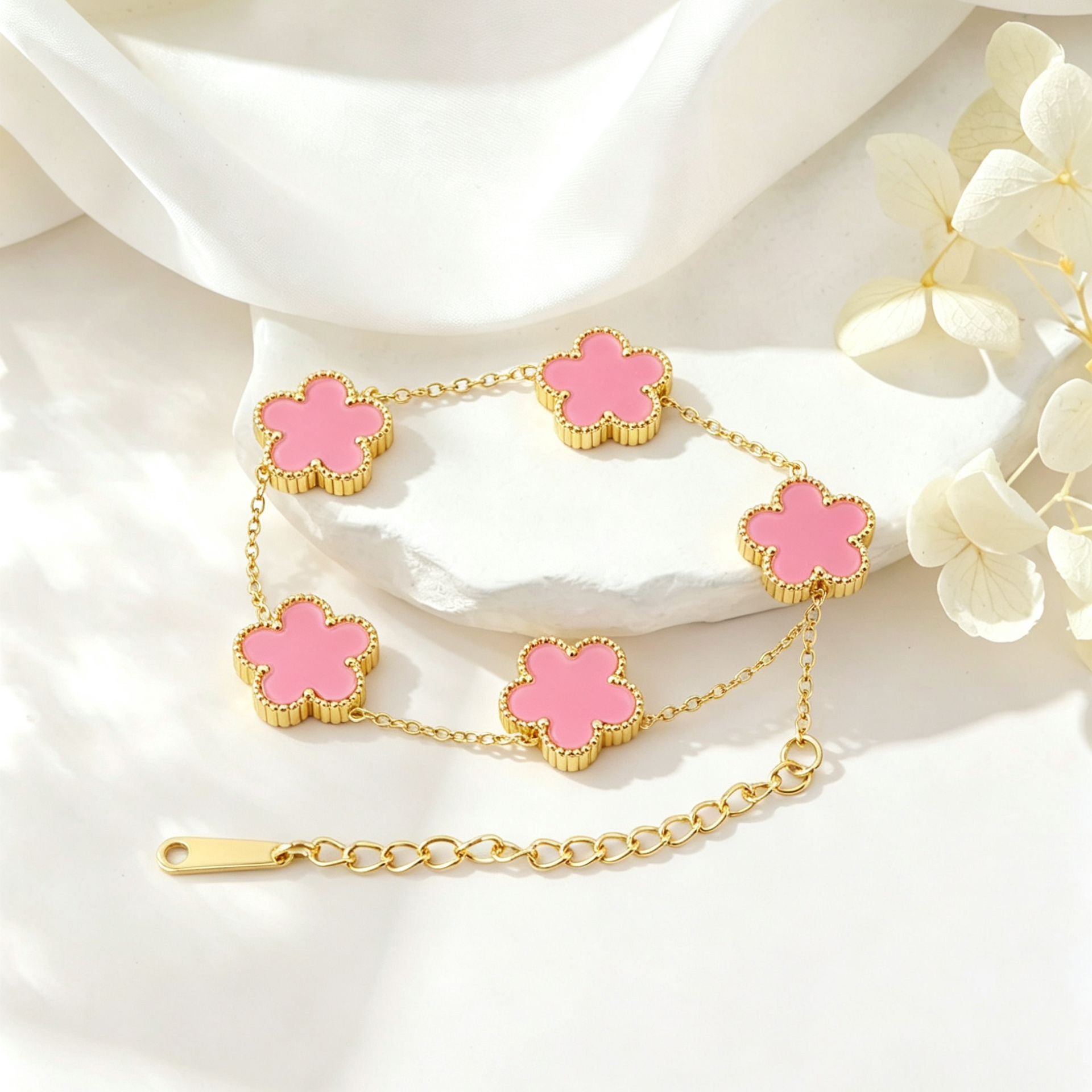 Wholesale 18K Plated Stainless Steel Five-Leaf Flower Bracelet with Mother-of-Pearl,  Fashionable Everyday Jewelry Accessory