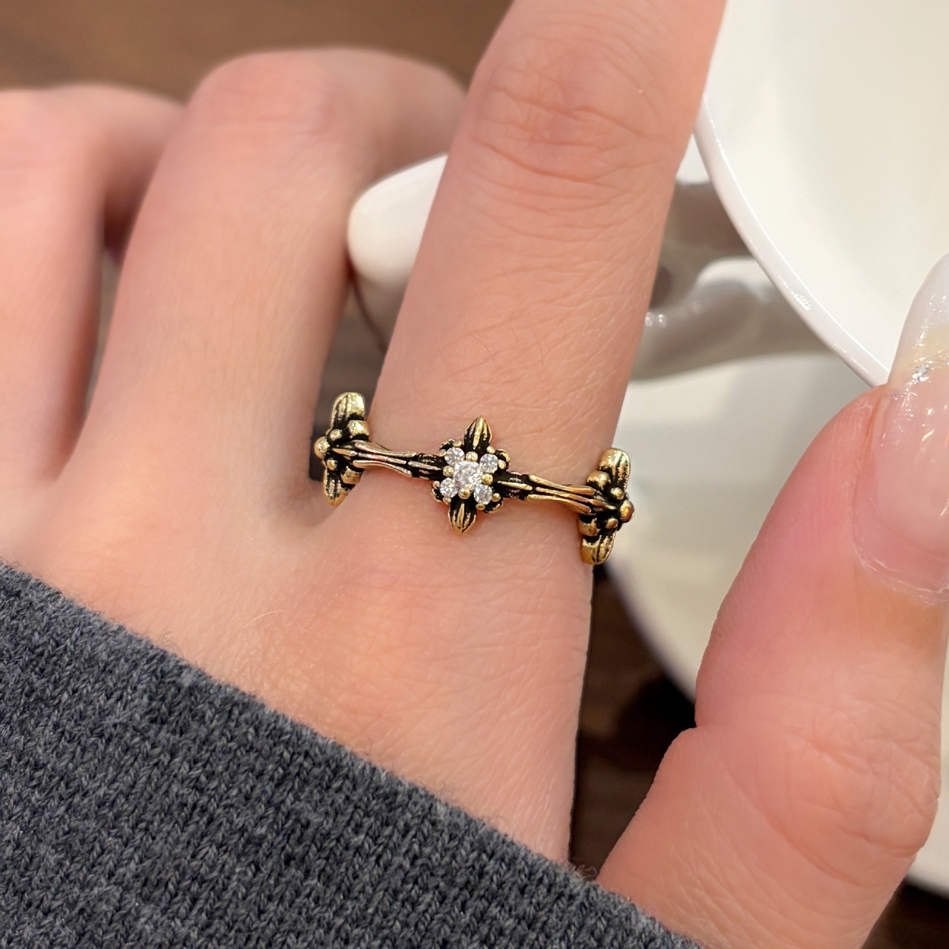 Wholesale Vintage European Style Adjustable Open Ring with Cross Iris Design Copper Plated Jewelry Accessory