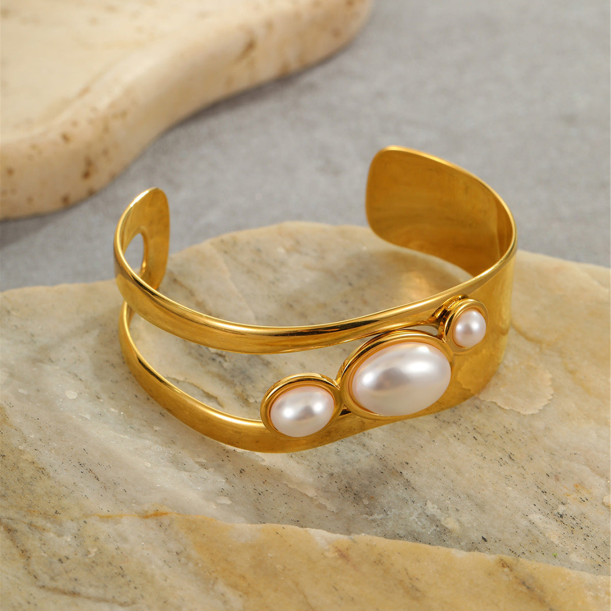 Wholesale Cut Out Stainless Steel Bracelet Inlaid with Pearl Open Bracelet