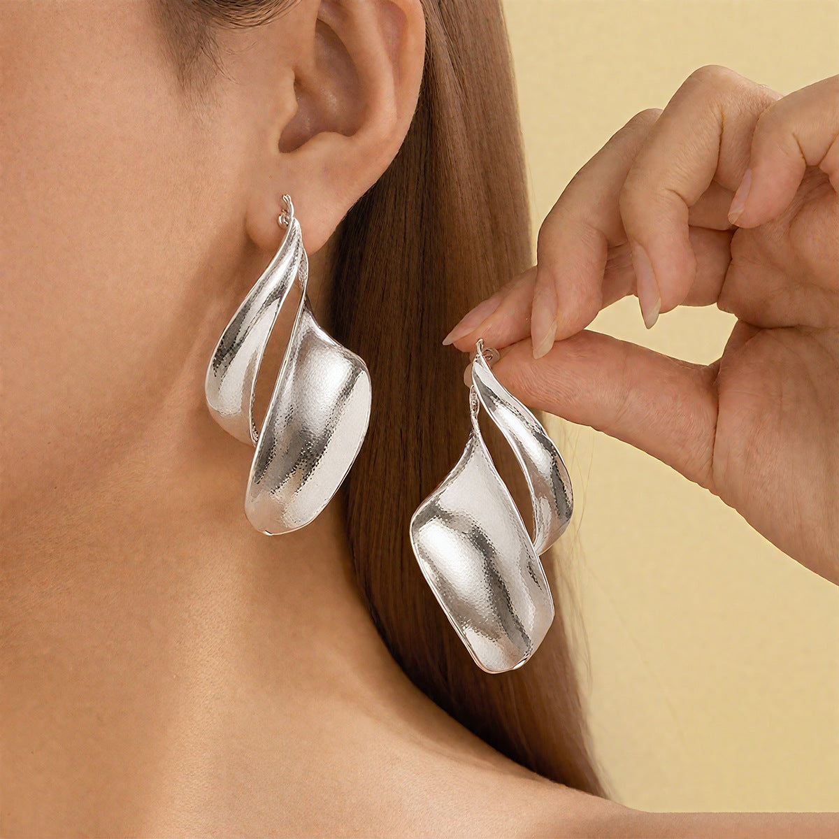 Wholesale Luxury Extravagant Retro Leaf Design Long Gold-Plated Earrings