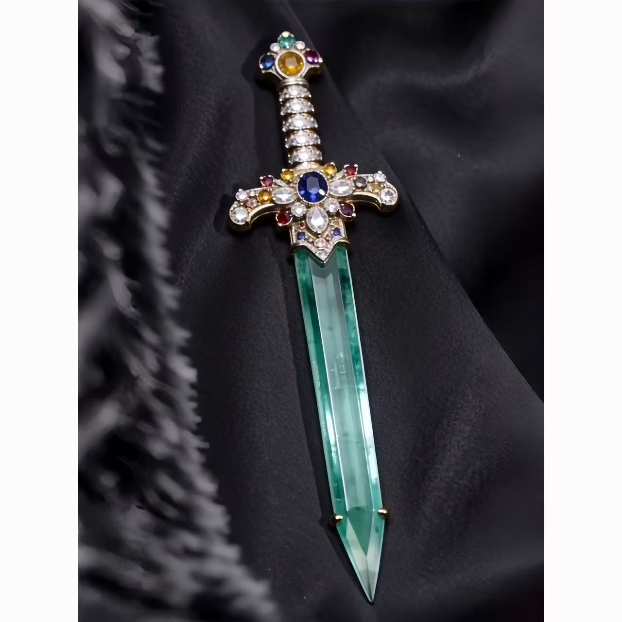 Wholesale Vintage Emerald Crystal Sword Brooch Pin For Men Women Trendy Jewelry Accessory