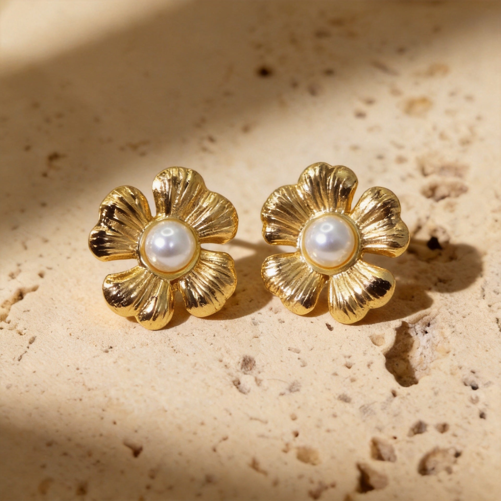 Wholesale Vintage Gold Flower Stud Earrings for Women,  Stainless Steel Chic Jewelry,  Party Fashion Accessory