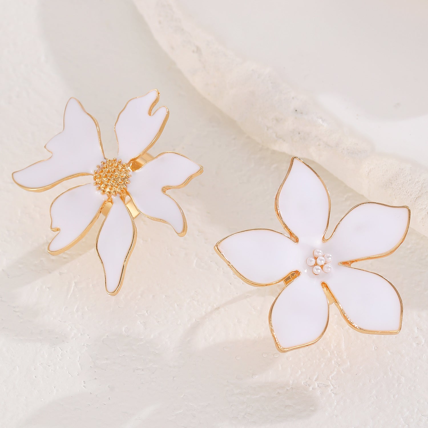 Wholesale Exaggerated Alloy White Flower Oil-Drip Ring