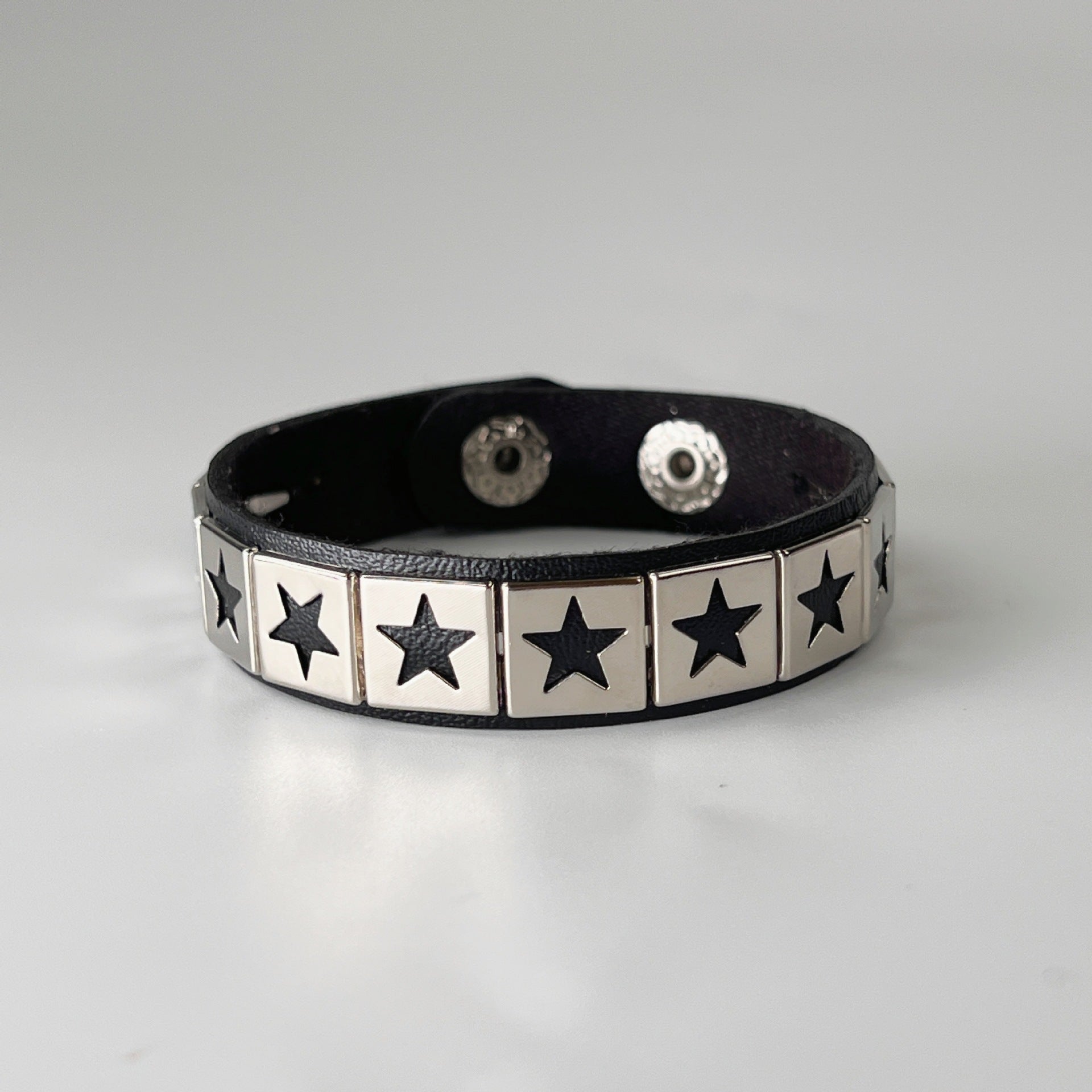 Wholesale Punk Style Leather Bracelet with Five-Pointed Star Rivet for Couples Men' s Fashion Accessory