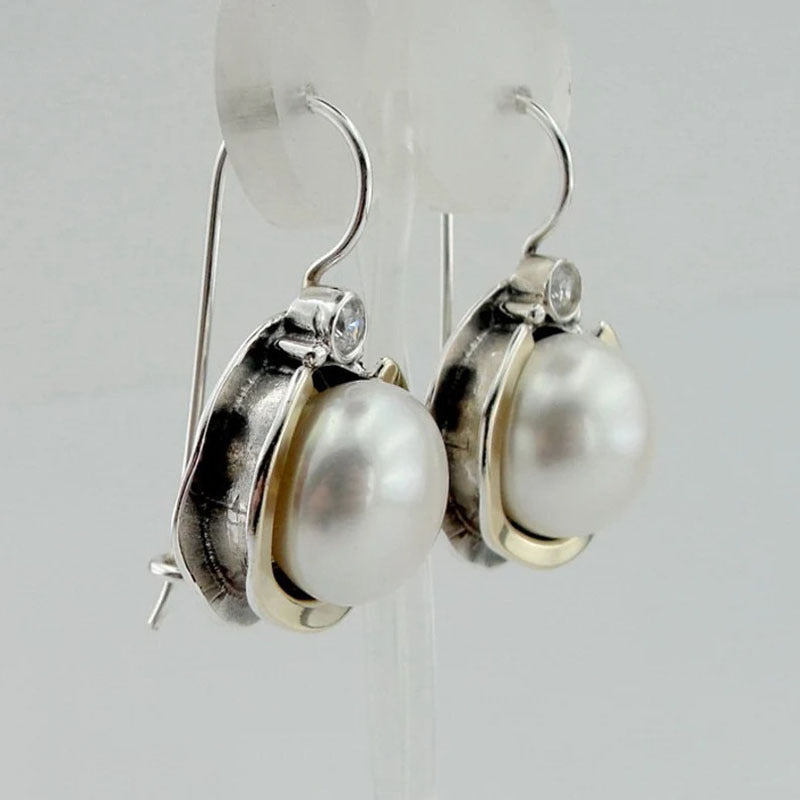 Wholesale  white pearl earrings elegant design round alloy inlaid rhinestone earrings