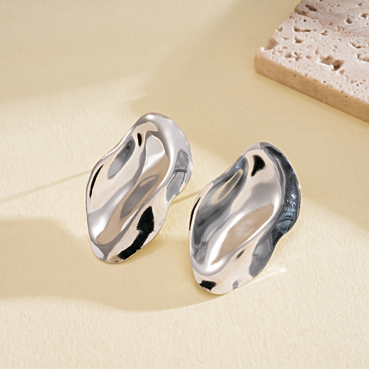 Wholesale Silver Tone Metal Oval Pleated Earrings Trendy Jewelry Accessory for Party Wear