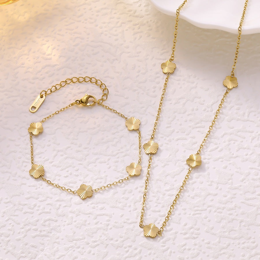 Wholesale All-Titanium Steel Light Luxury Fashion 18K Gold Engraved Five-Leaf Flower Mini Bracelet Necklace for Women