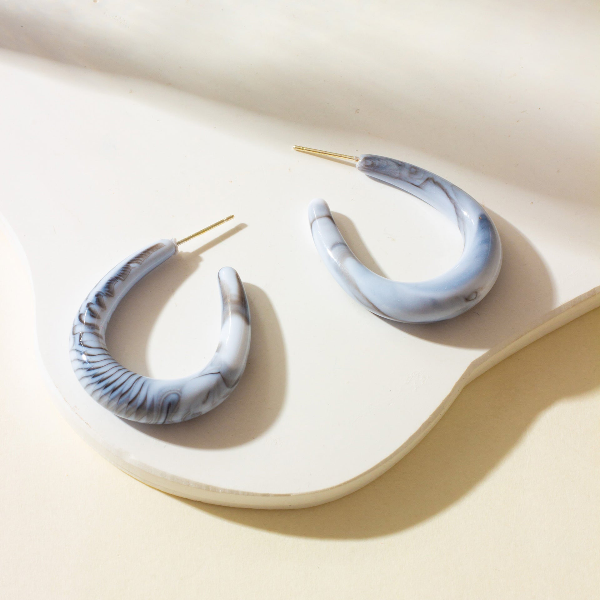 Großhandel Acryl-Stereozylindrische C-förmige Ohrringe