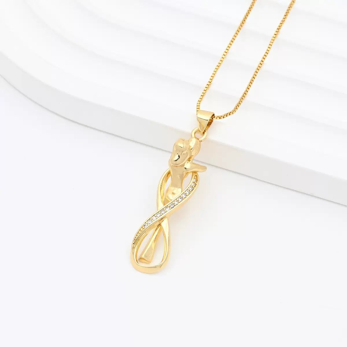 Wholesale Creative Couple Hugging Pendant Necklace Gold Plated Copper Fashion Accessory