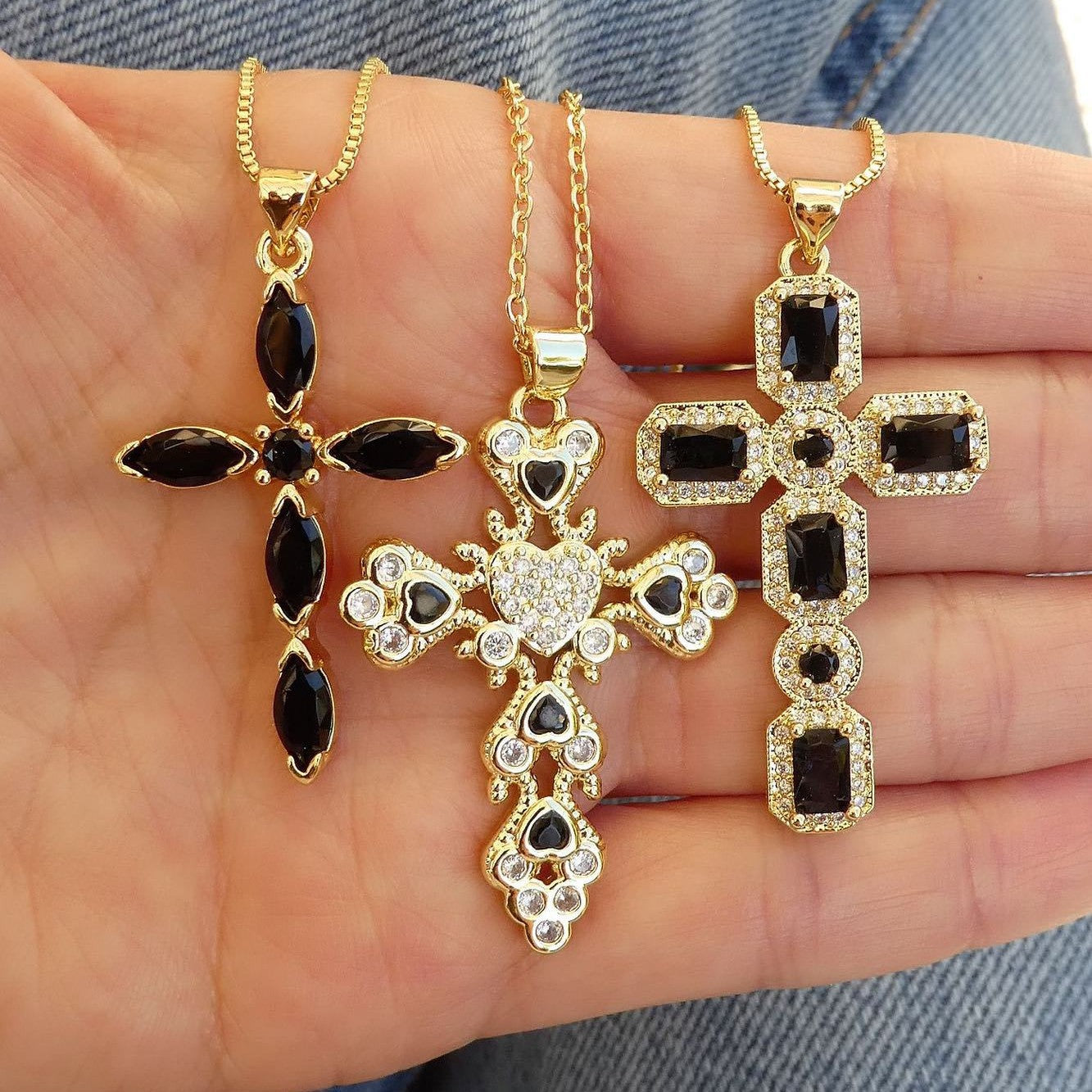 Wholesale Minimalist Cross Pendant Necklace with Rhinestones Zinc Alloy Electroplated Jewelry Accessory for Women Boutique Resale