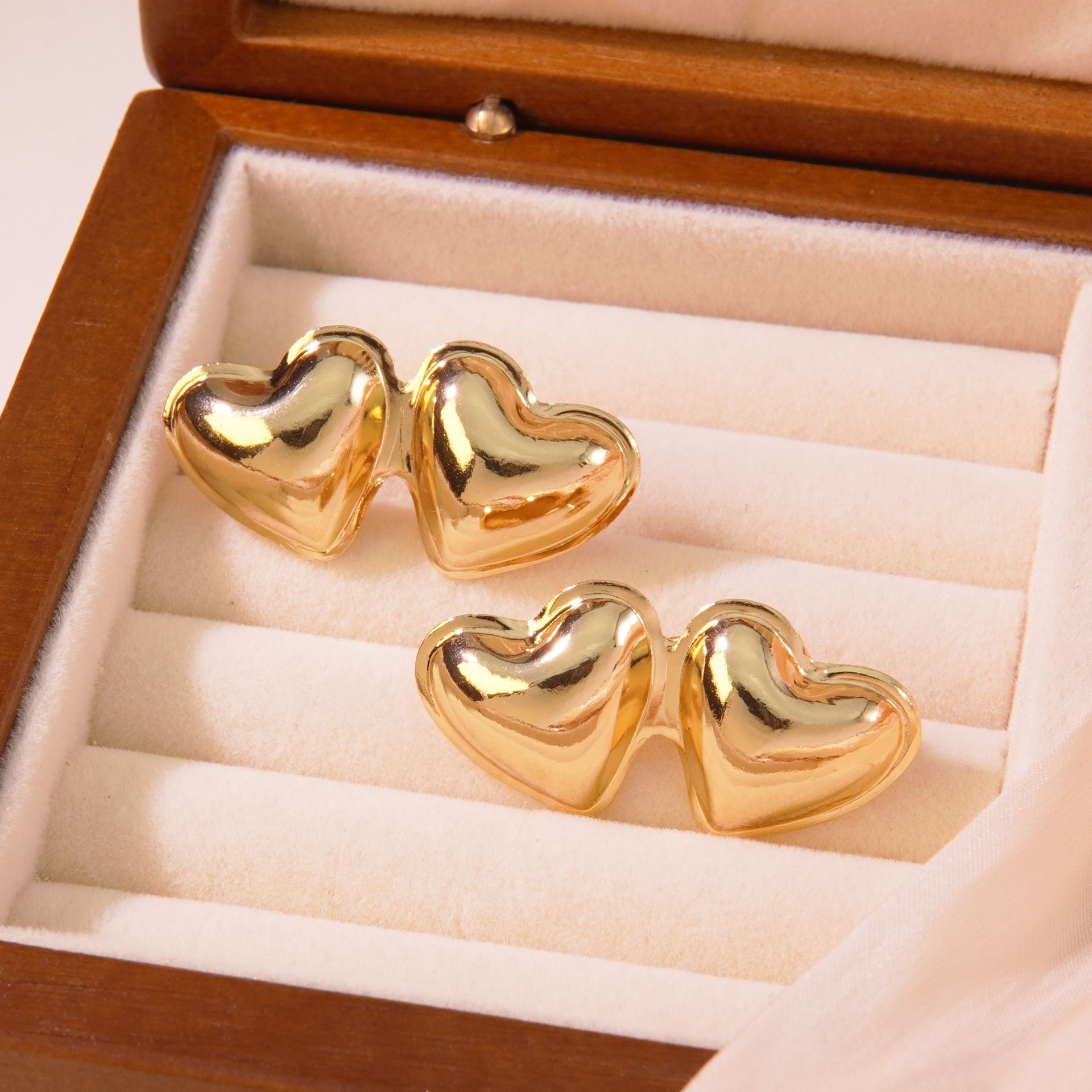Wholesale  retro sweet cool stainless steel peach heart earrings