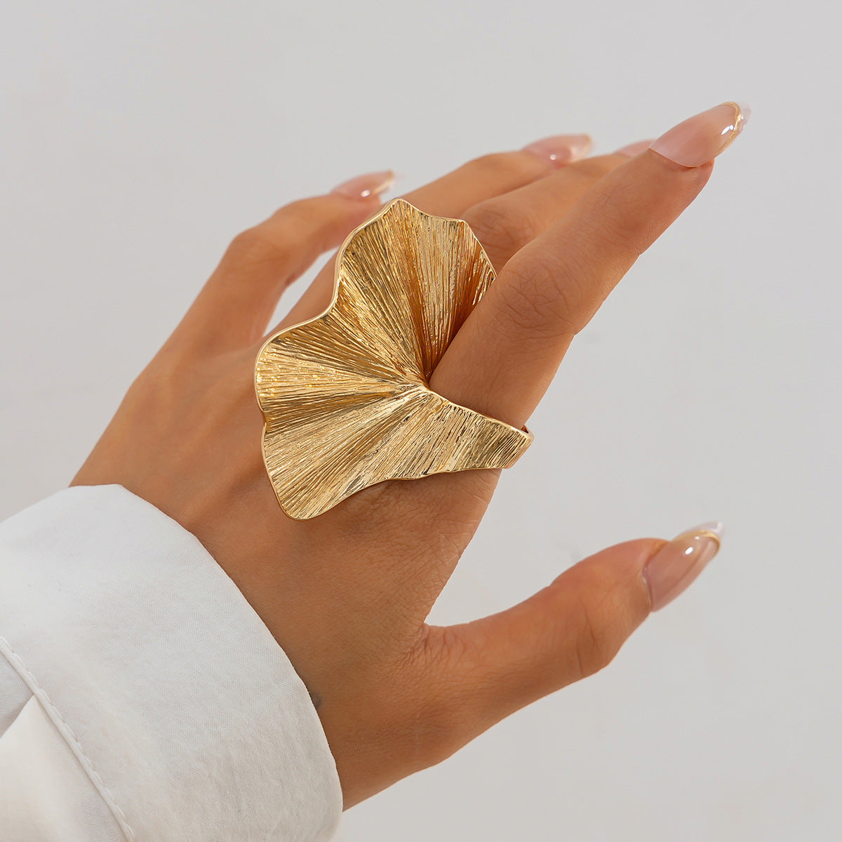 Wholesale Metal Ginkgo Leaf Statement Ring Irregular Women S Fashion Jewelry Accessory Chic Party Gift Resale