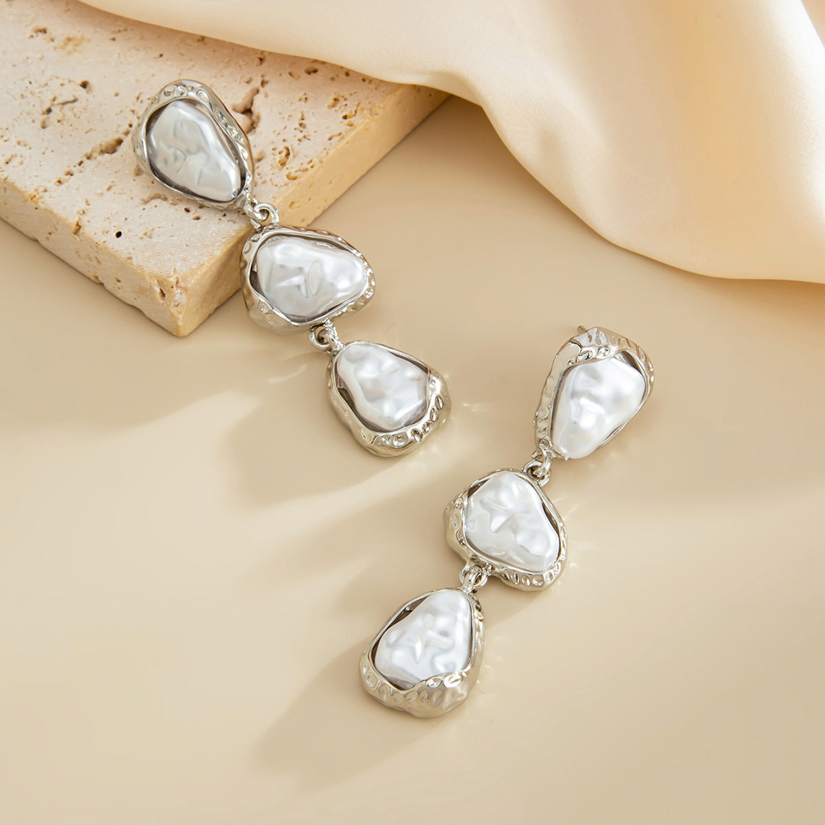 Wholesale Alloy Electroplated Vintage Imitation Pearl Long Earrings Stylish Jewelry Accessory