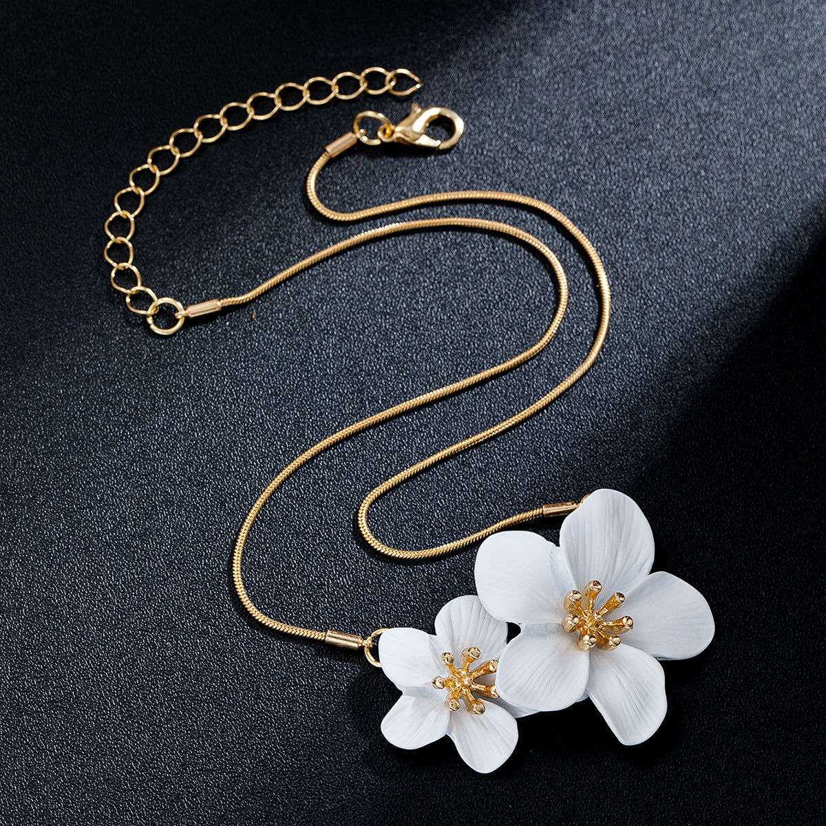 Wholesale High-end light luxury small three-dimensional alloy flower metal chain adjustable necklace