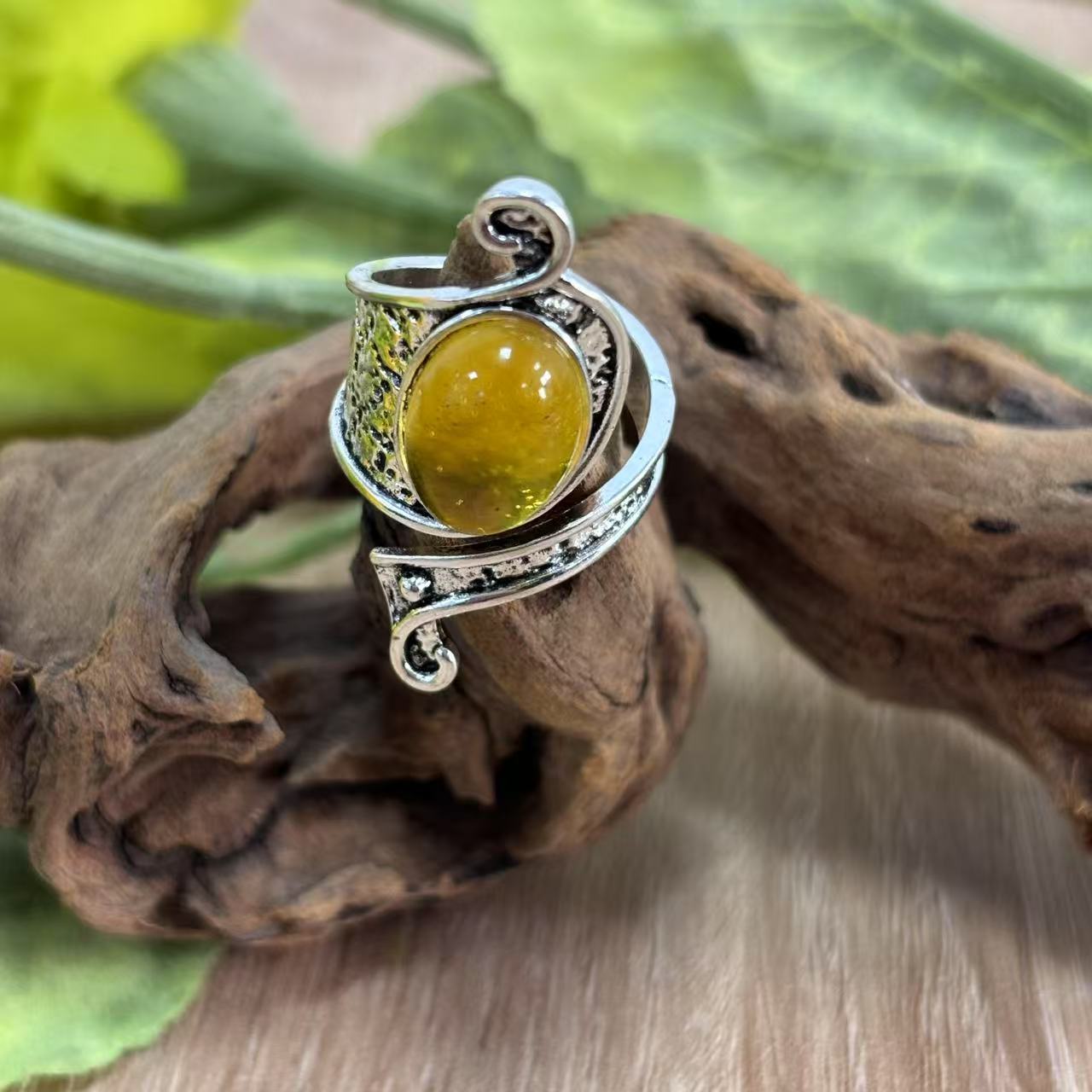 Wholesale Retro style open alloy ring inlaid with oval resin colored diamond ring