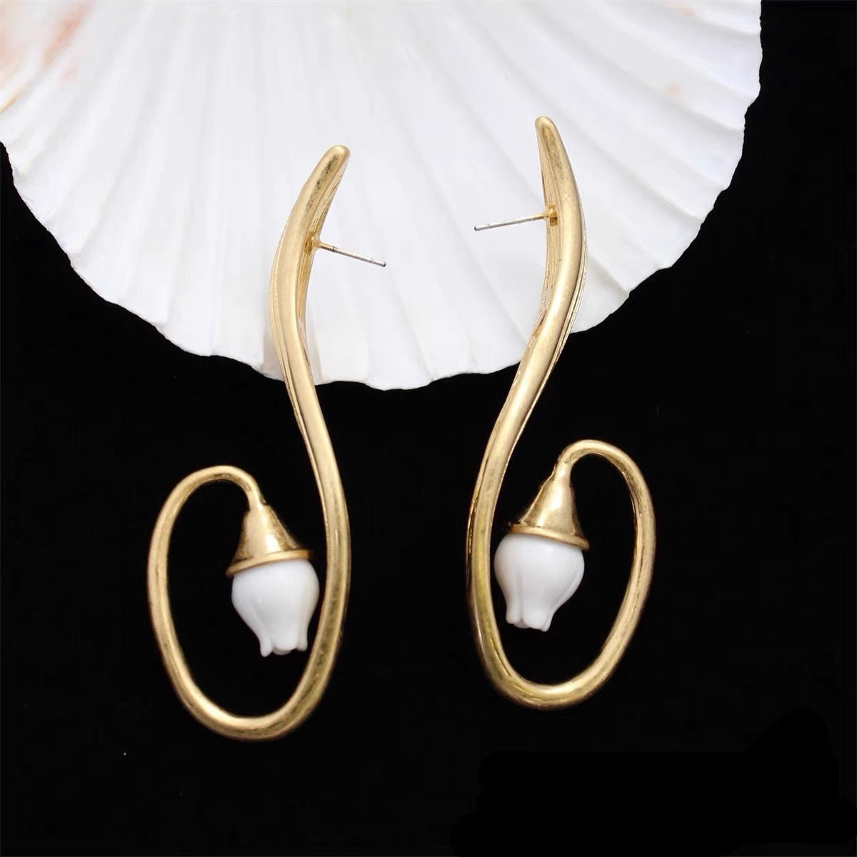 Wholesale Vintage 3D Lily S-Shaped Silver Needle Earrings