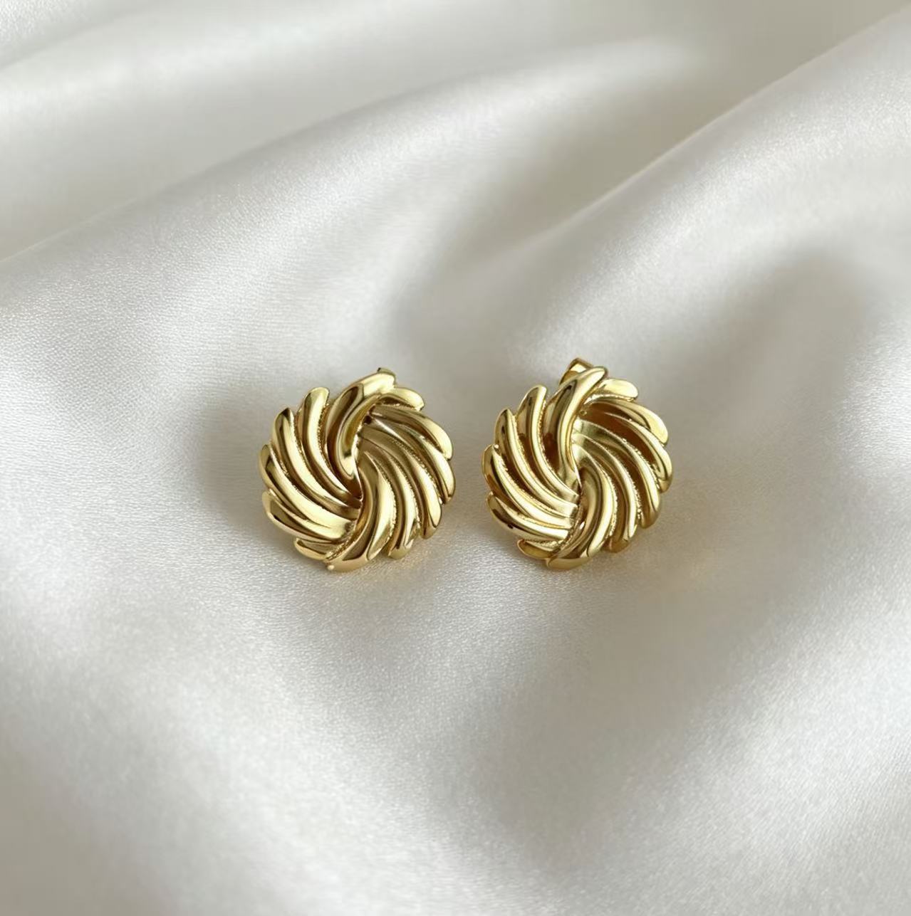 Wholesale Sunflower Shell Stud Earrings for Women,  Gold Retro Stainless Steel,  Stylish Party Jewelry,  Boutique Resale Gift