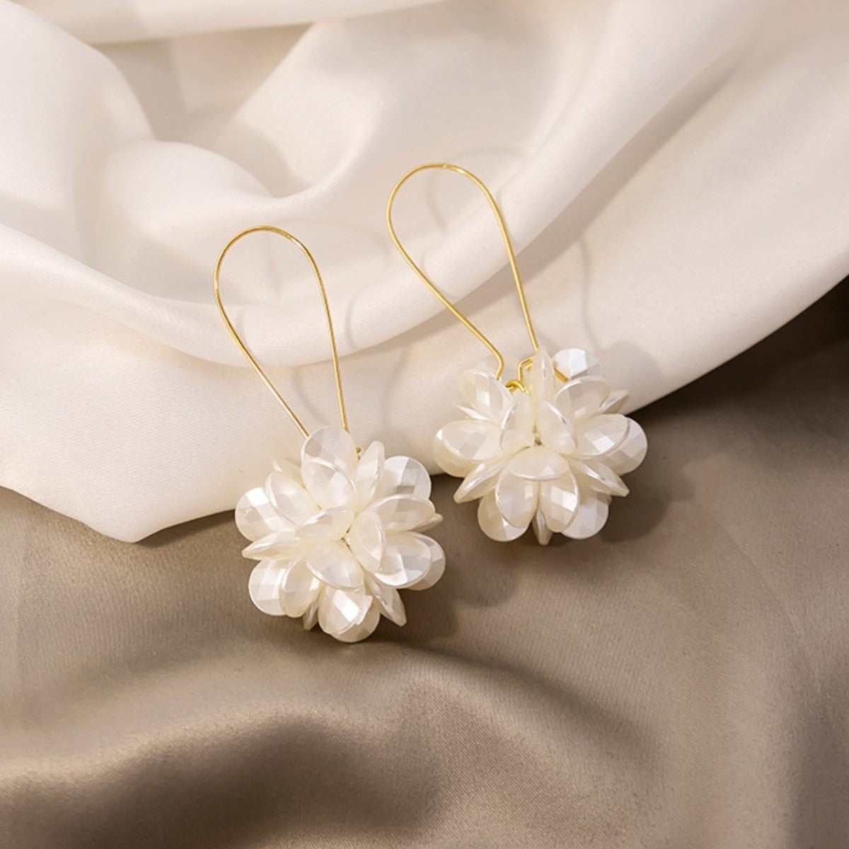 Wholesale Luxury Style White Petal Geometric Floral Ball Earrings
