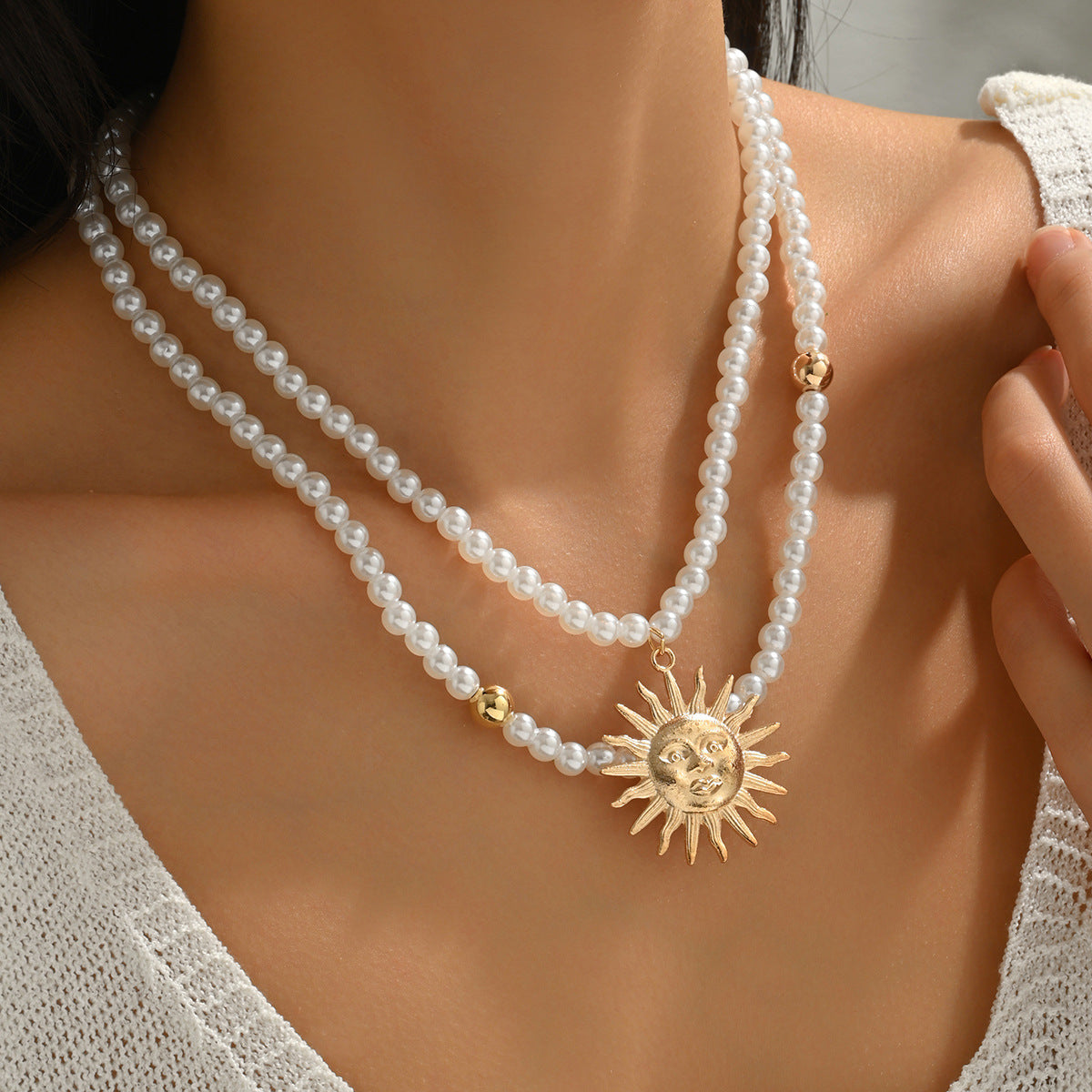 Collier de luxe en gros, pendentif rétro-souriant pour le soleil, chaîne de clavicules perlées