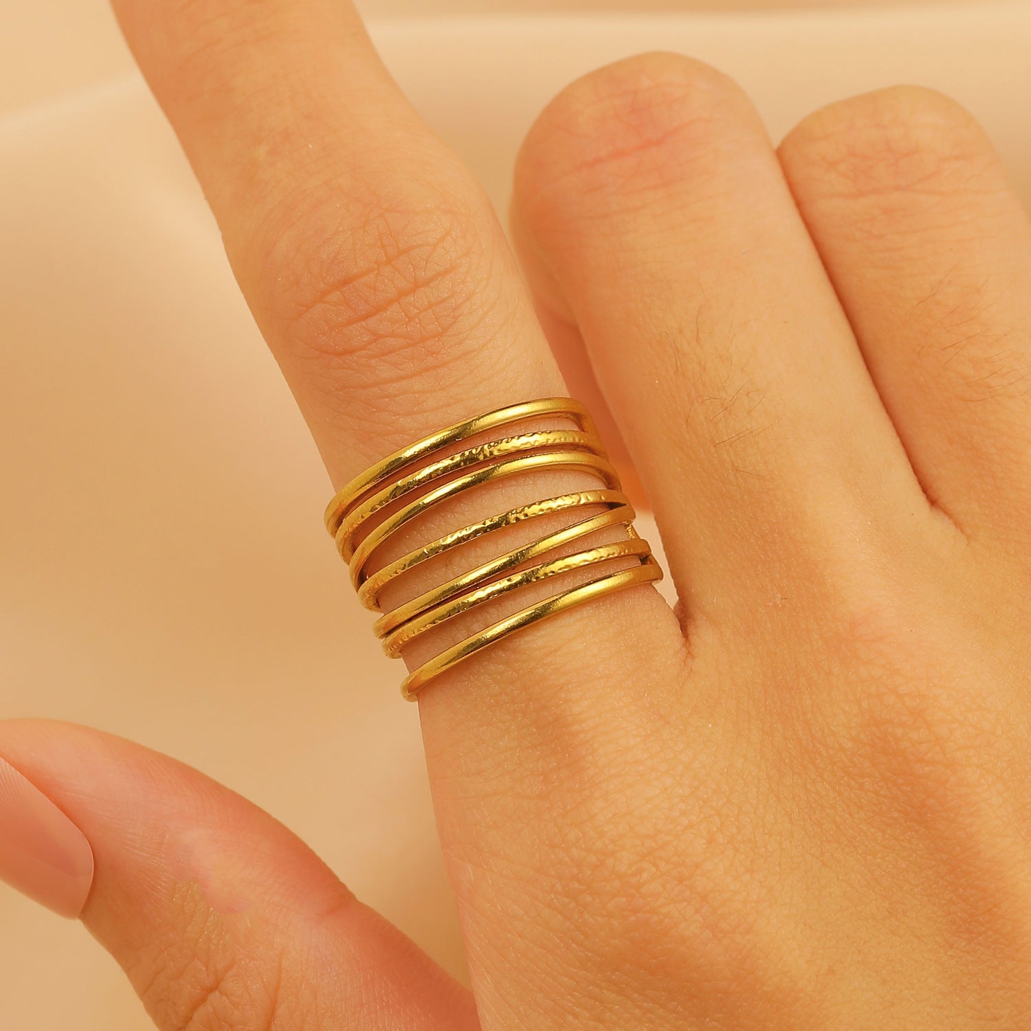 Anello in acciaio inossidabile con modello di intaglio cavo all'ingrosso