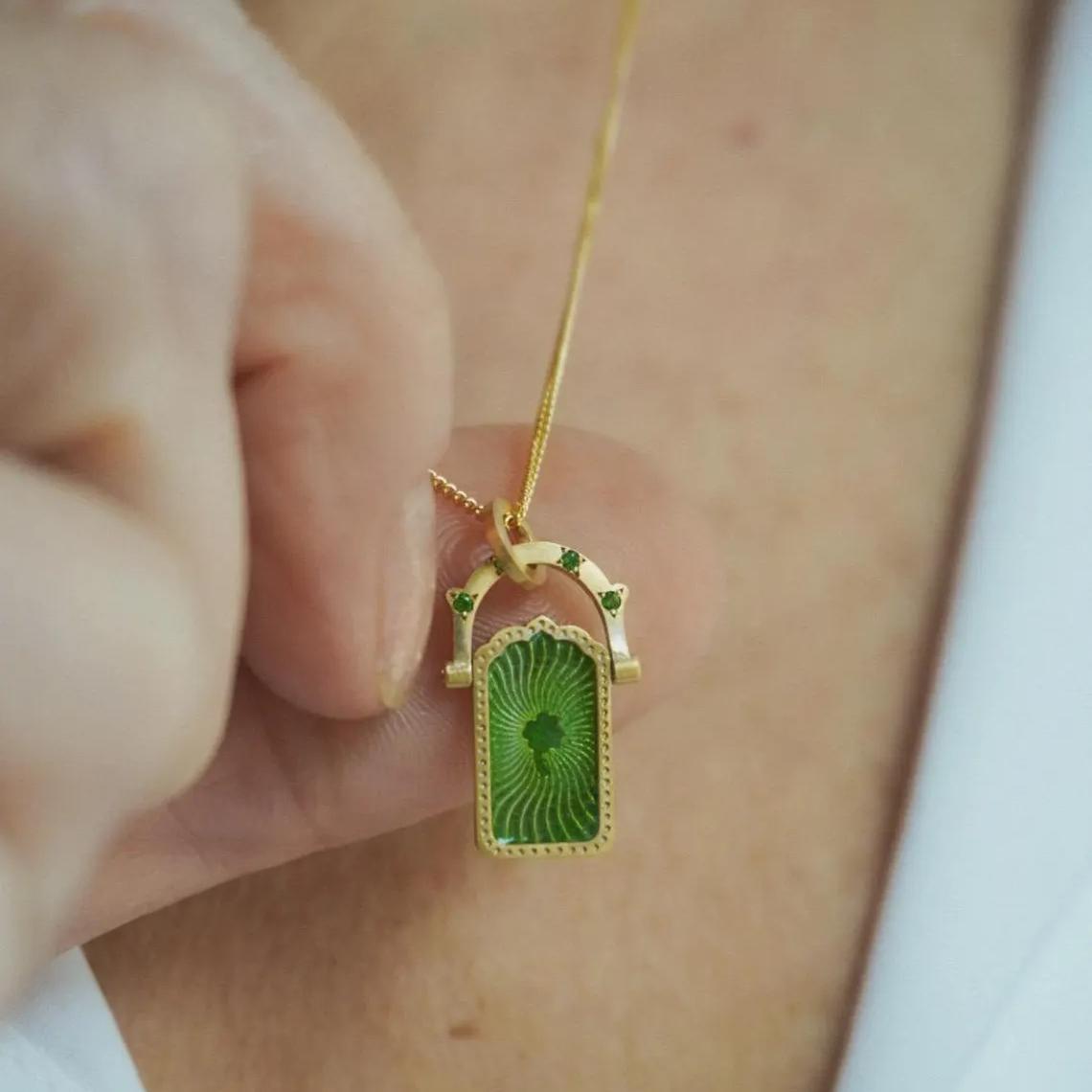 Wholesale Vintage Titanium Steel Tarot Love Lucky Four-leaf Clover Rotatable Sports Tree of Life Necklace