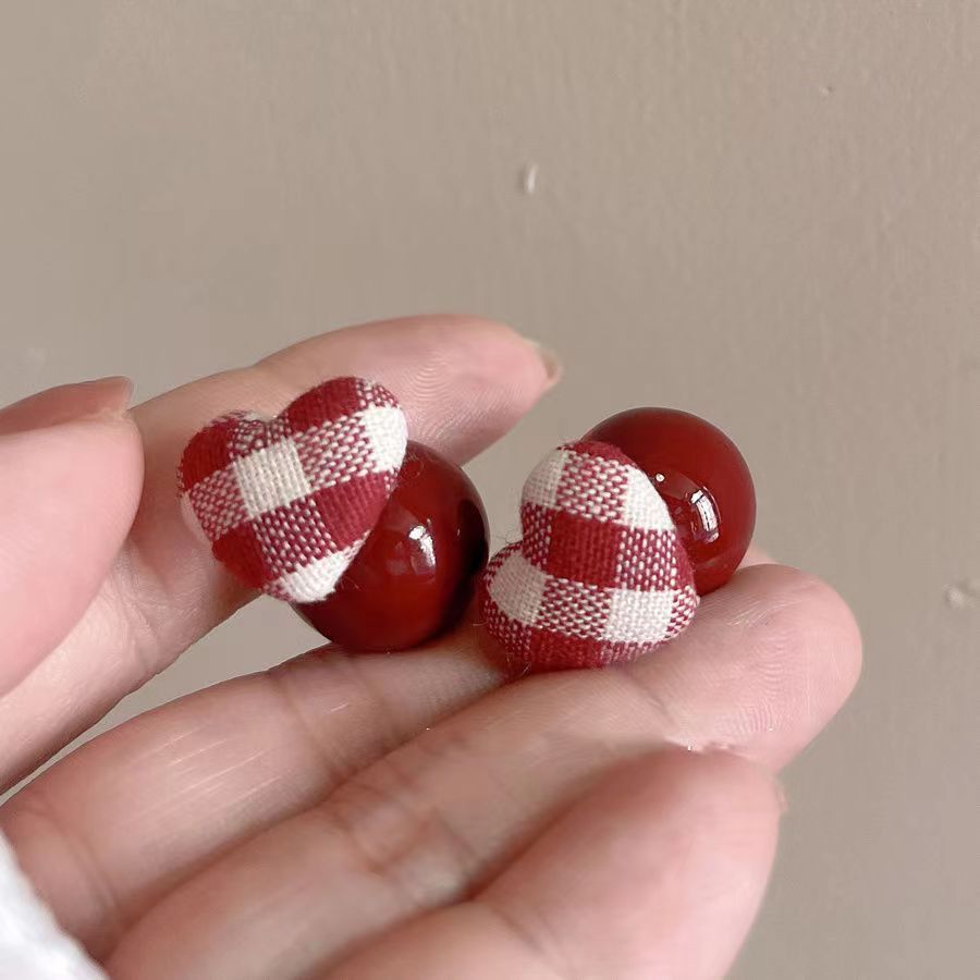 Wholesale red and white plier love red beads earrings