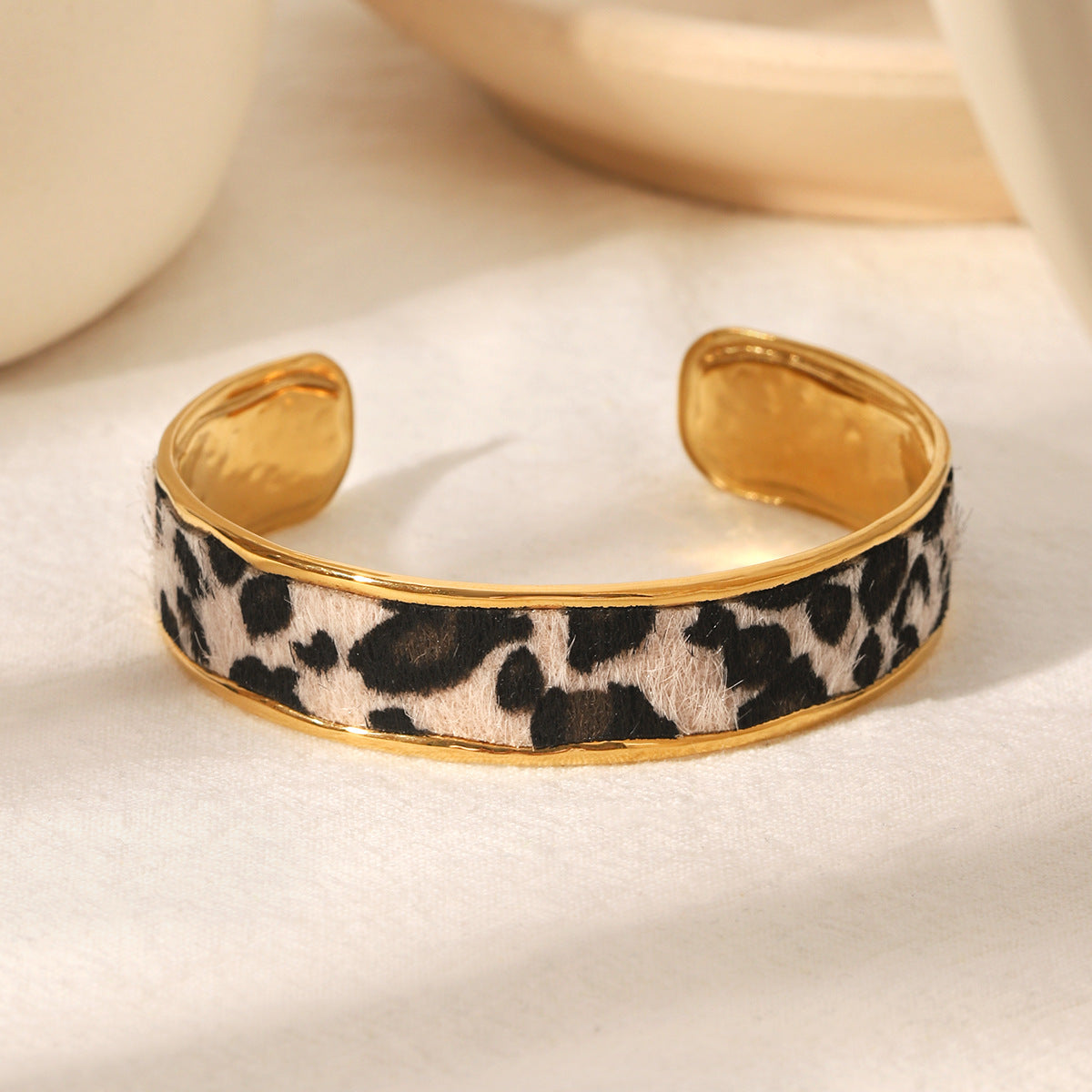 Wholesale Retro Leopard Print Open Bangle Gold Tone Iron Electroplated Women S Stylish Fashion Accessory Gift