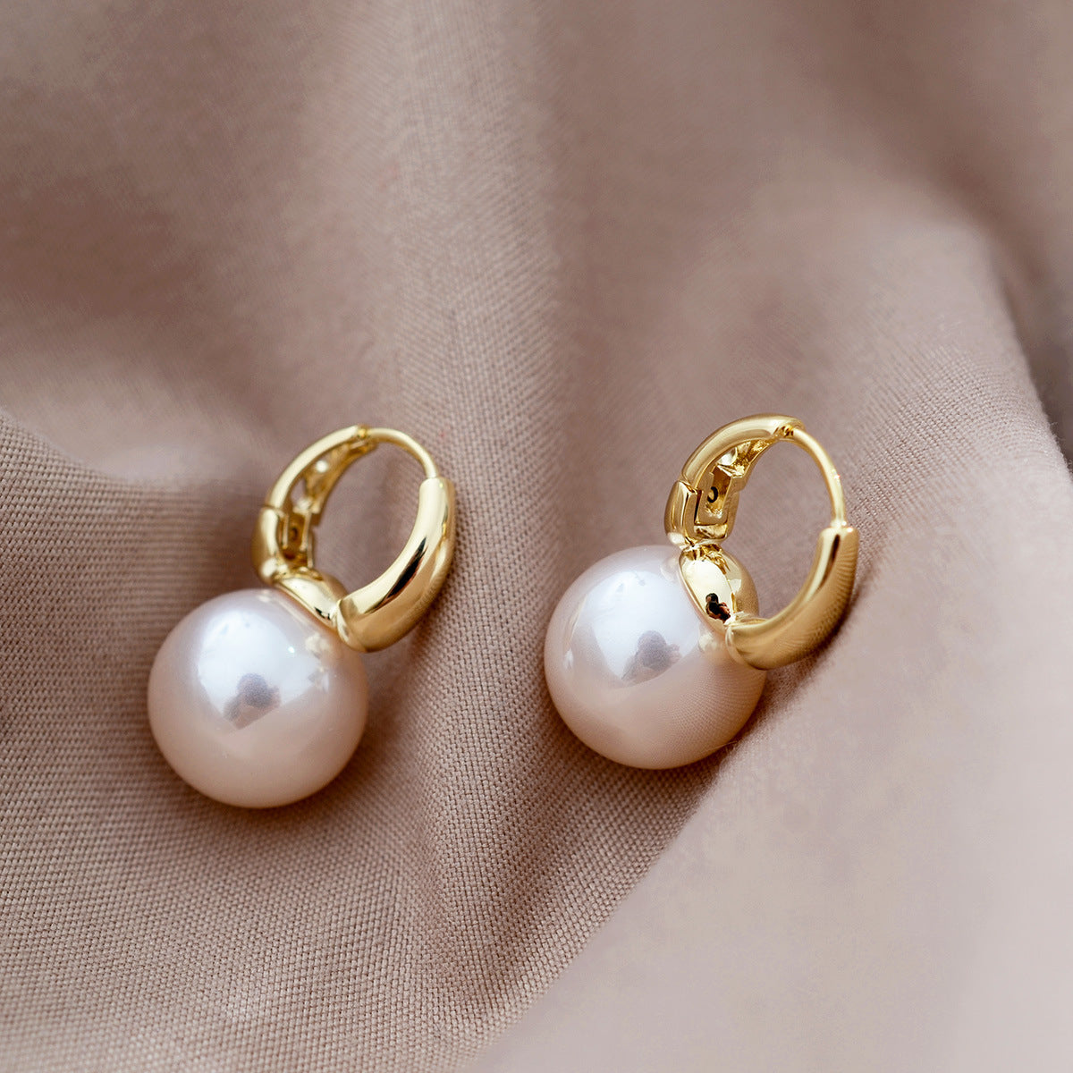 Wholesale simple pearl  light luxury earrings