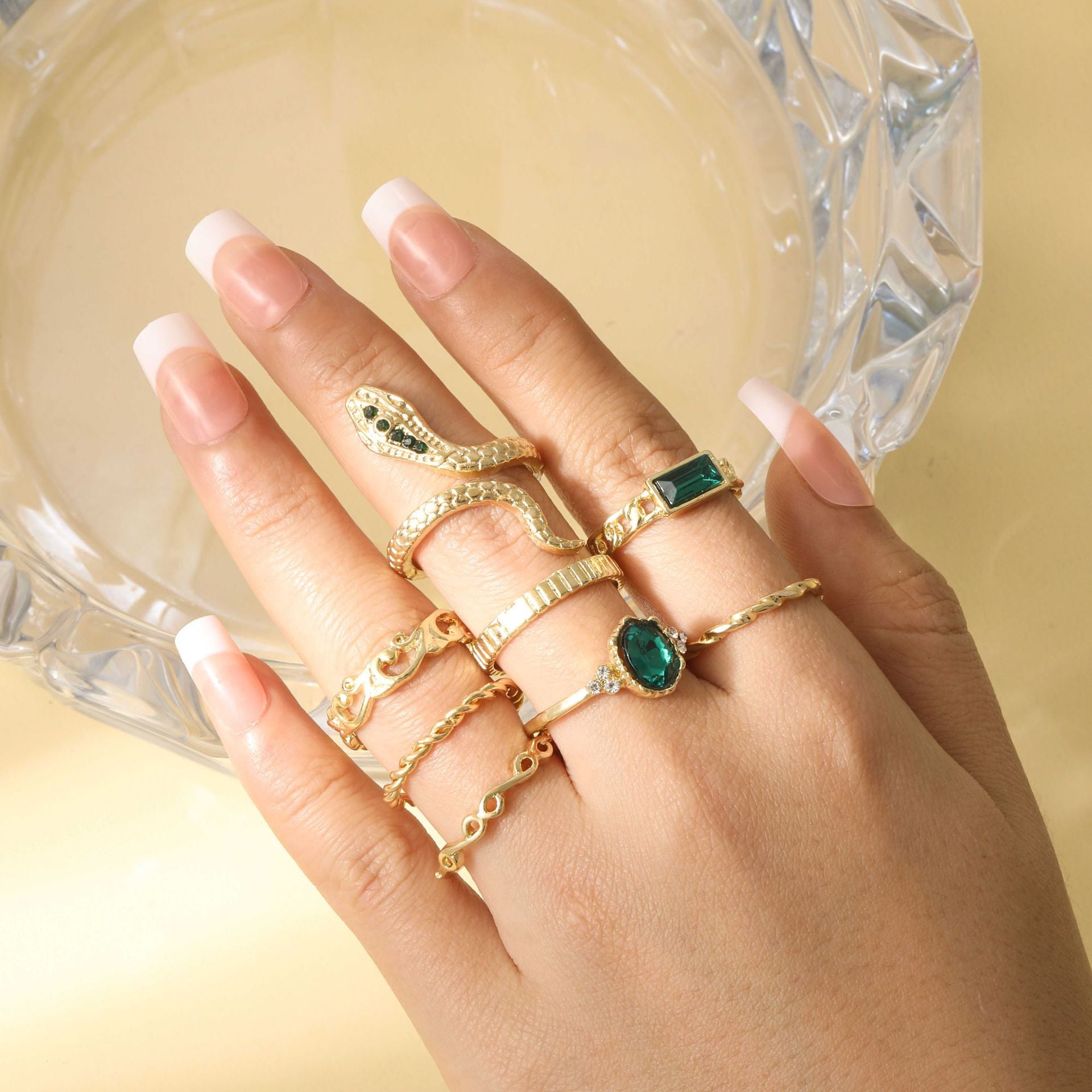 Wholesale Snake Totem Ring Set 8 Pcs Gold Twist Chain Green Stone Fashion Accessory Jewelry Gift