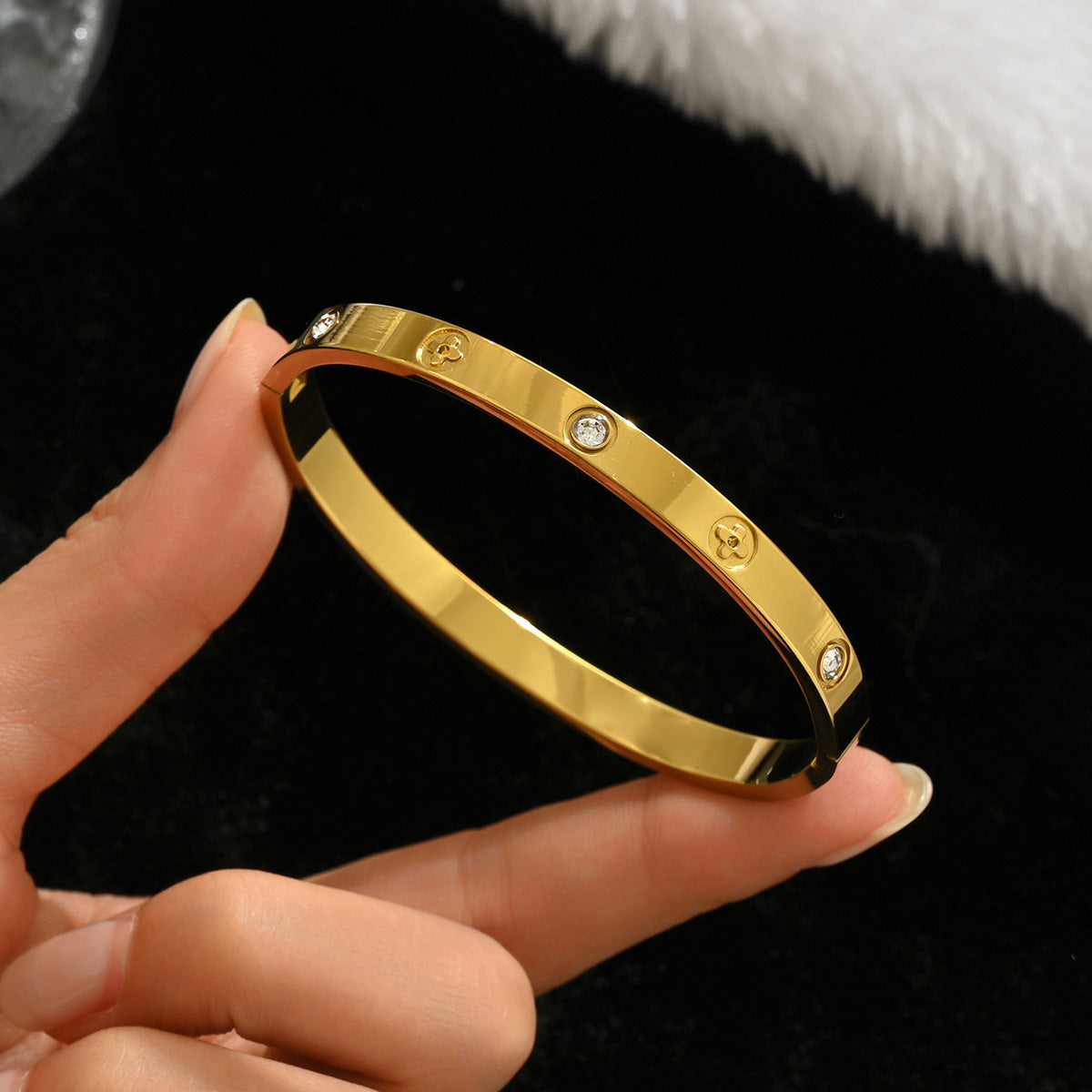 Wholesale Titanium Steel Gold Electroplated Studded Bracelet Set Fashion Jewelry Accessory