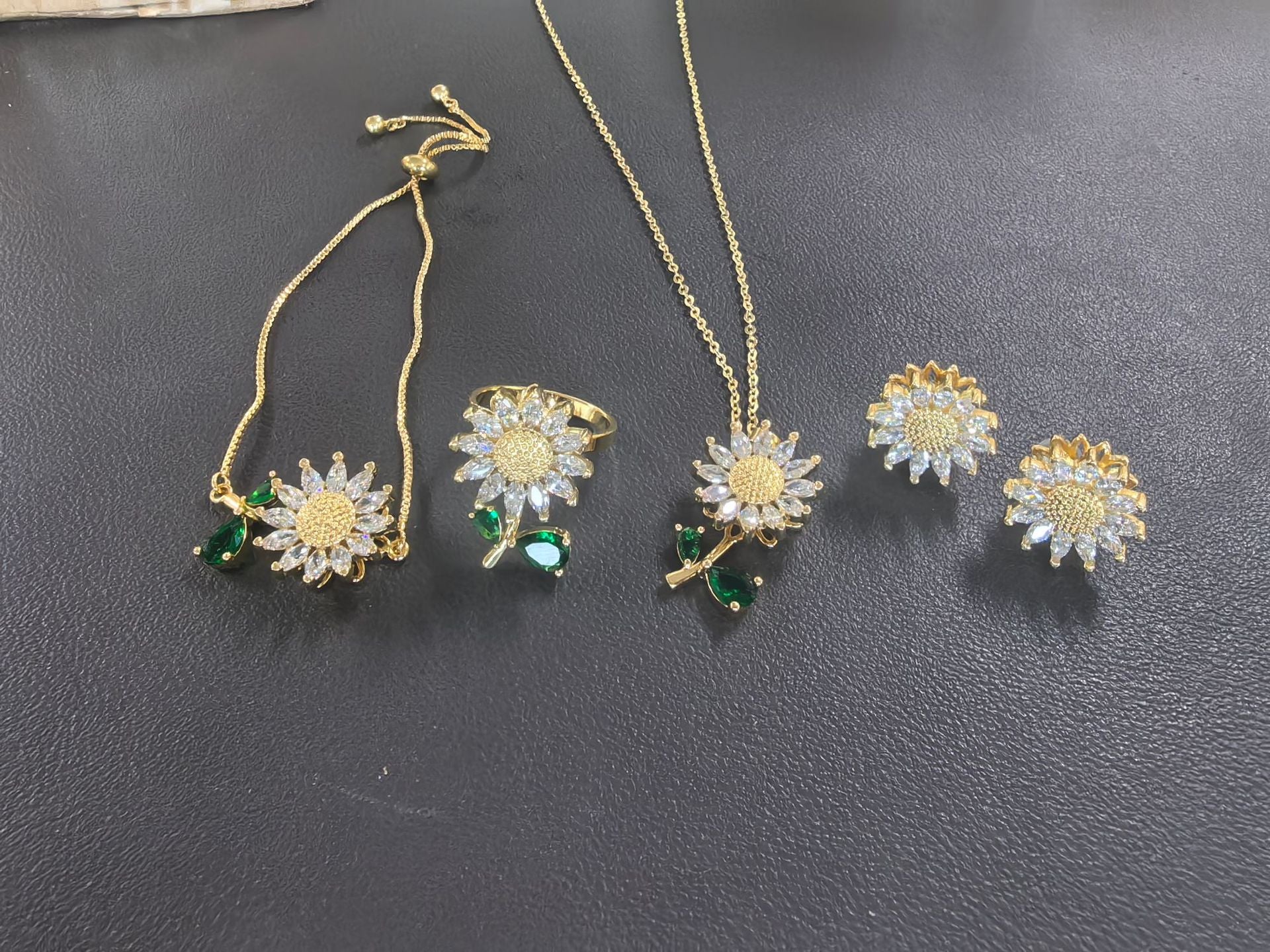 Wholesale Necklace  Diamond-encrusted Sunflower  Ring Rotatable Clavicle Chain Jewelry