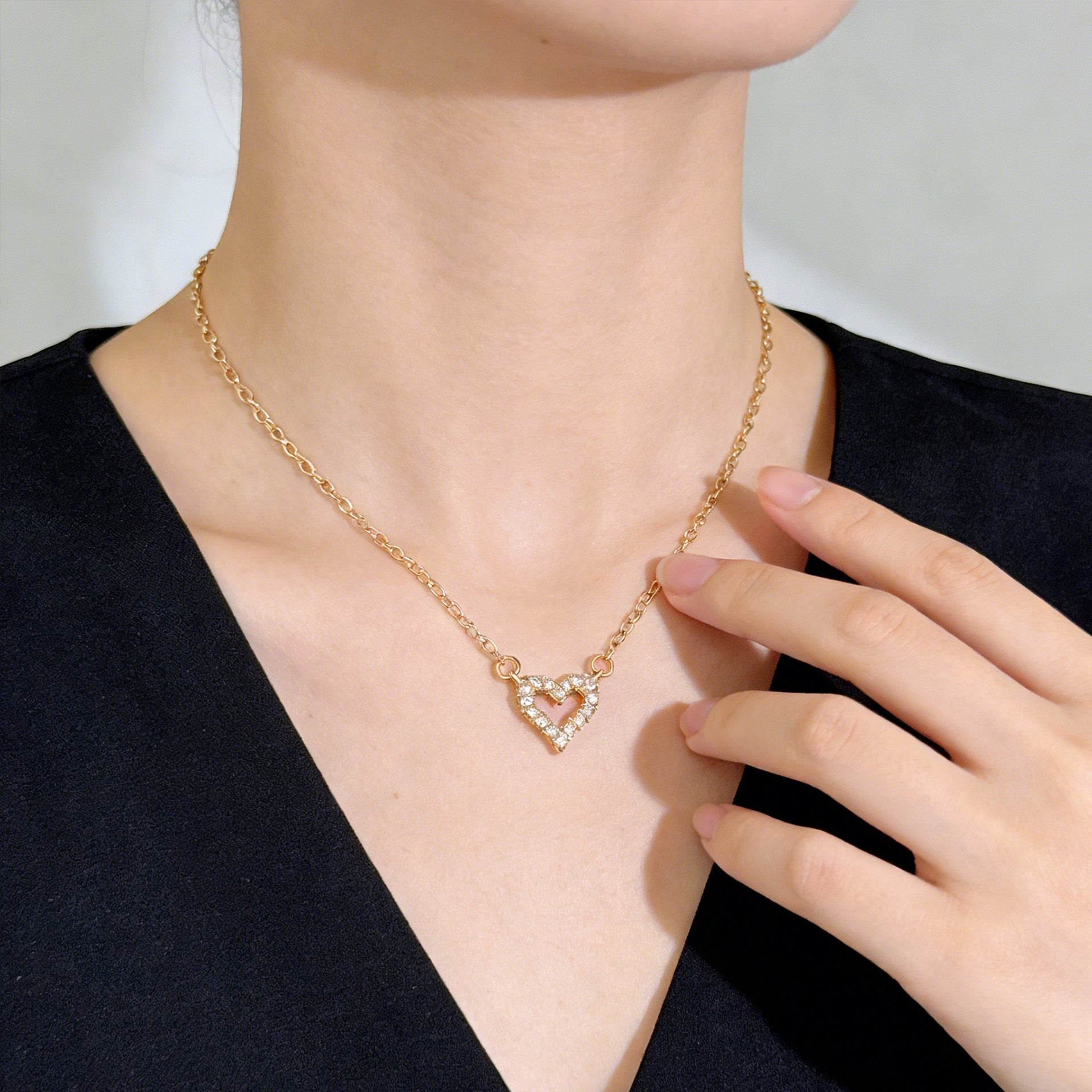 Wholesale Trendy Heart Pendant Necklace For Women Gold Alloy Openwork Rhinestone Design Fashion Jewelry Accessory