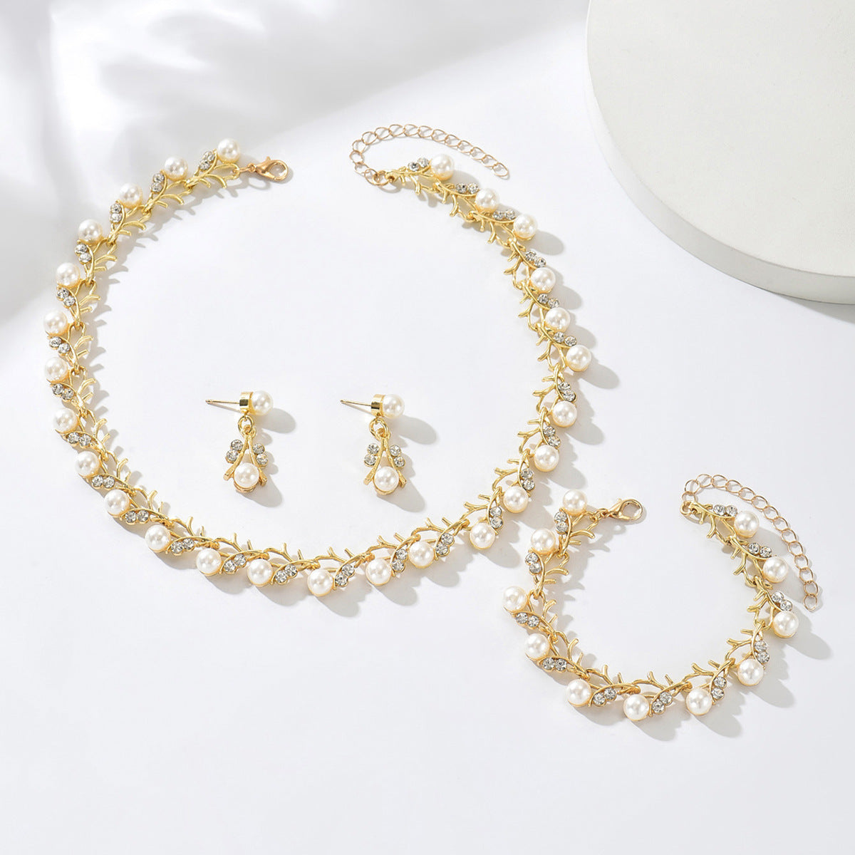 Wholesale Retro Pearl Shaped Alloy Jewelry Set with Earrings Necklace Bracelet for Women Party Wear