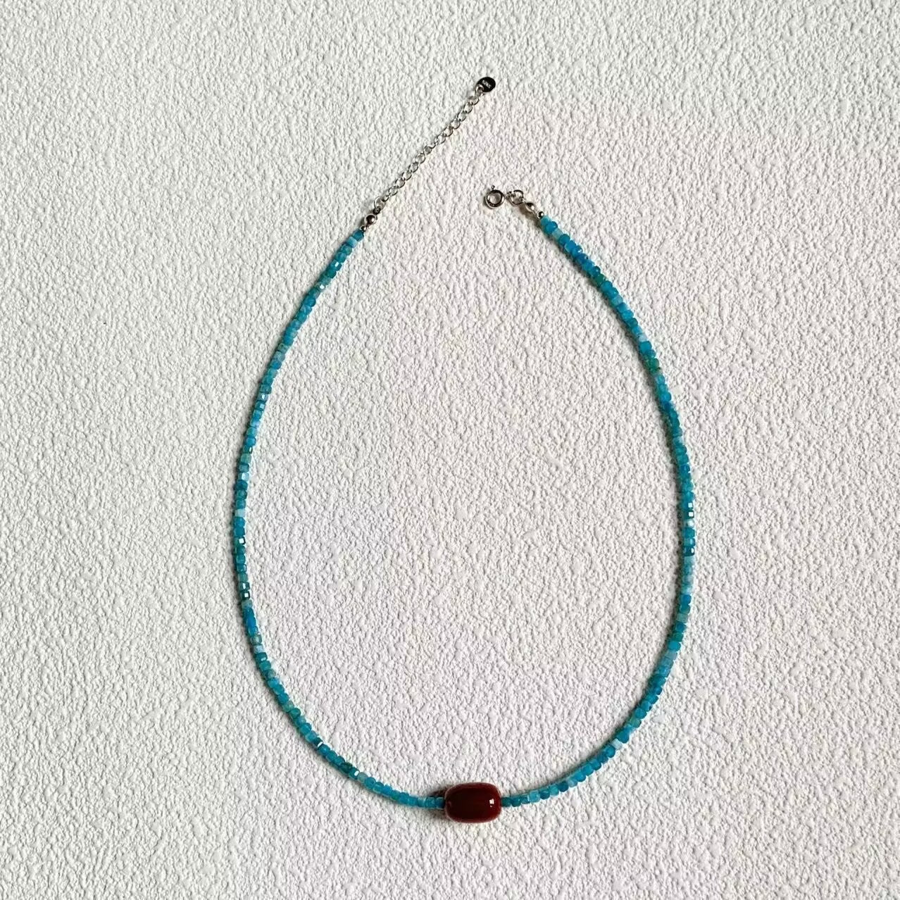 Wholesale Women's red and blue beaded necklace