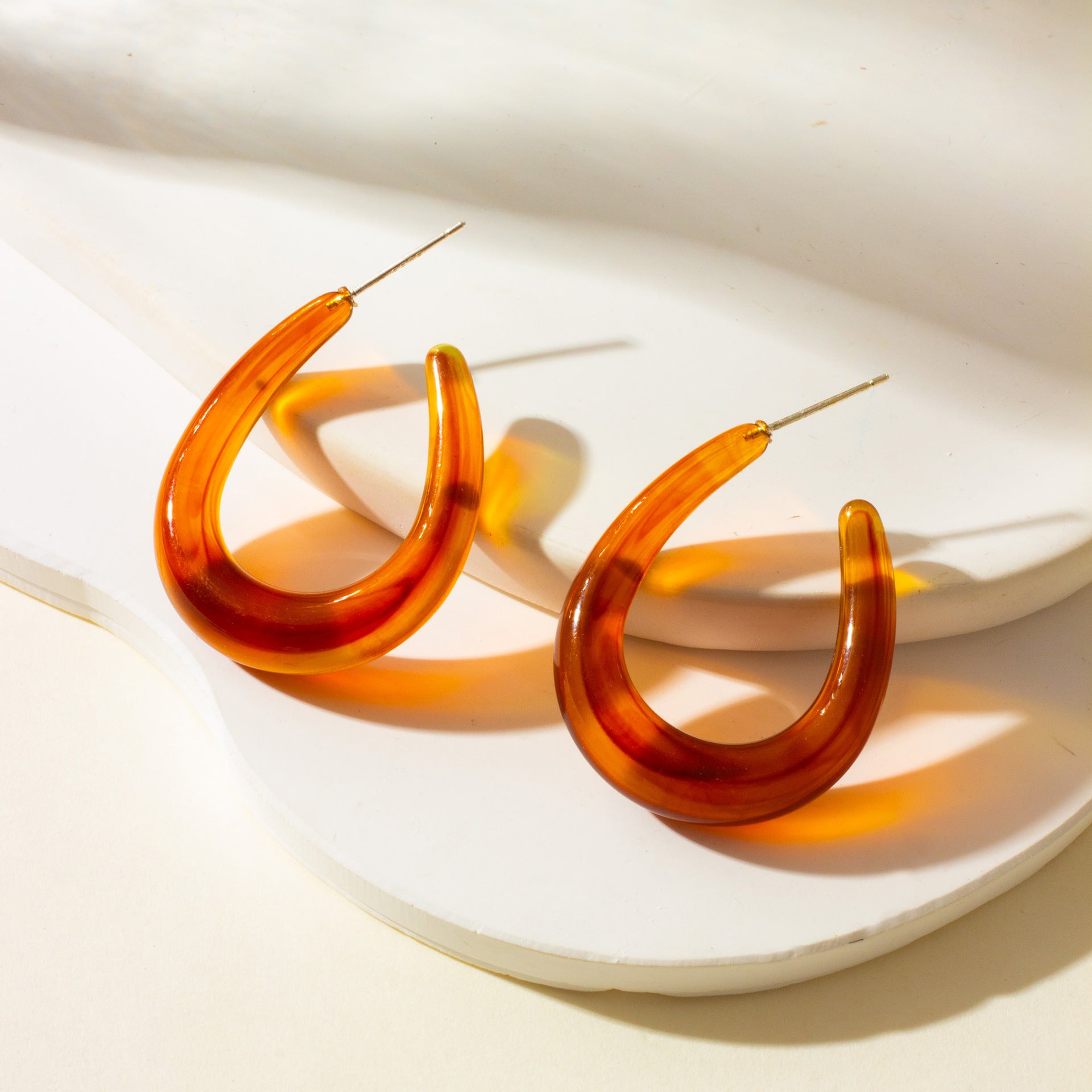 Großhandel Acryl-Stereozylindrische C-förmige Ohrringe