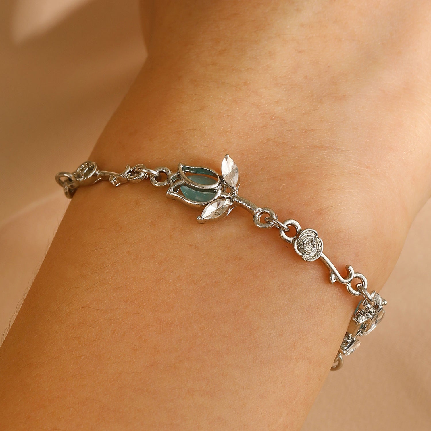 Wholesale Trendy Tulip Flower Bracelet For Women Alloy Electroplated Rhinestone Jewelry Accessory Sweet Spring Summer Gift