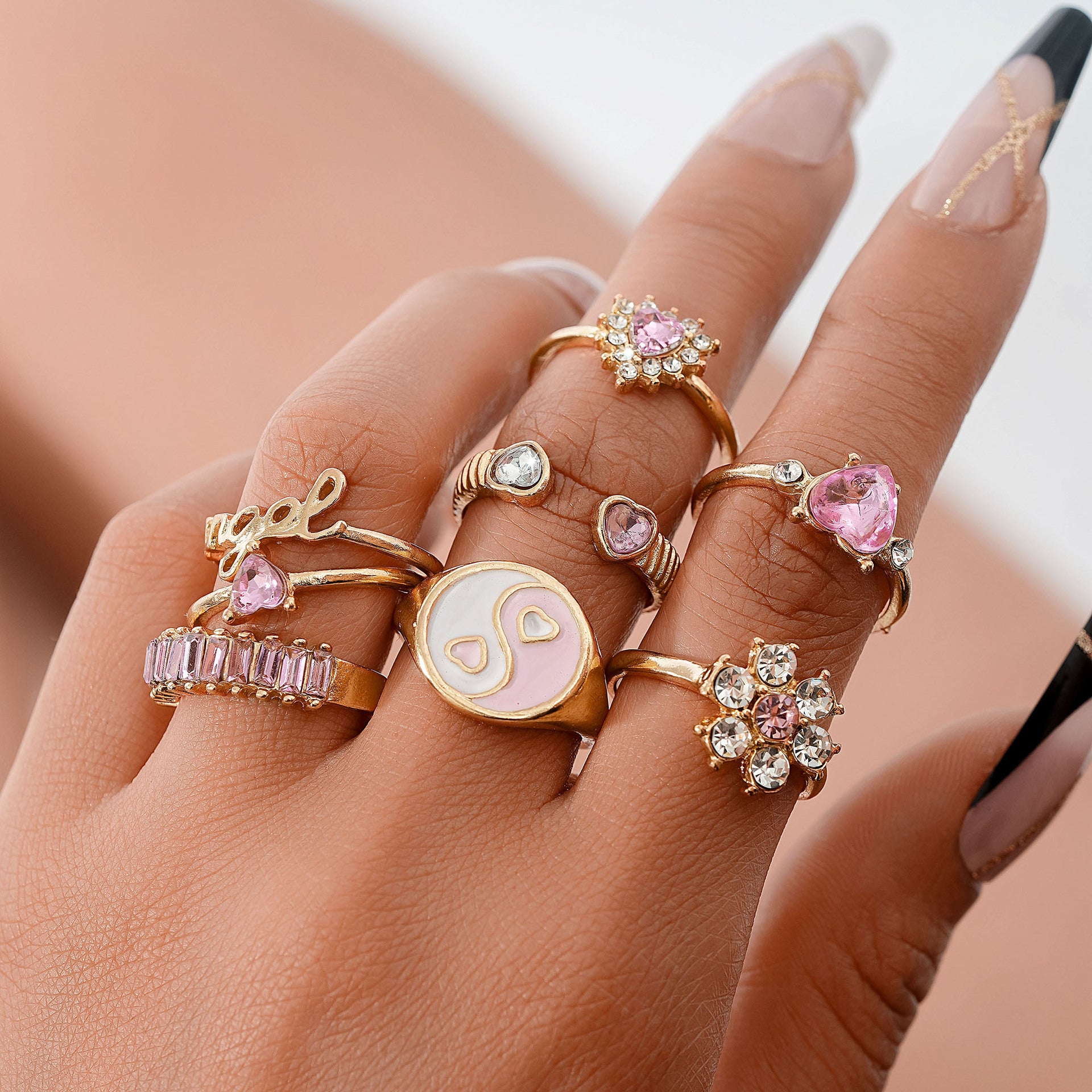Wholesale Trendy Totem Design Ring with Love Heart Stones,  Zinc Alloy Fashion Accessory for Everyday Wear