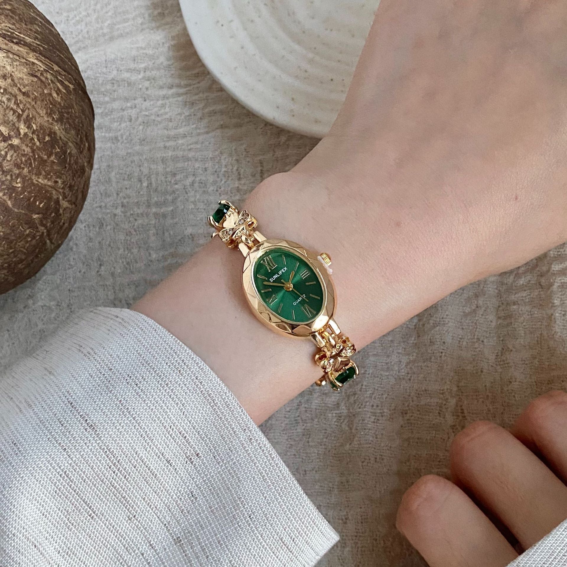 Wholesale Stylish Oval Crystal Women Quartz Wristwatch Bracelet Design Fashion Jewelry Accessory For Everyday Wear And Gift