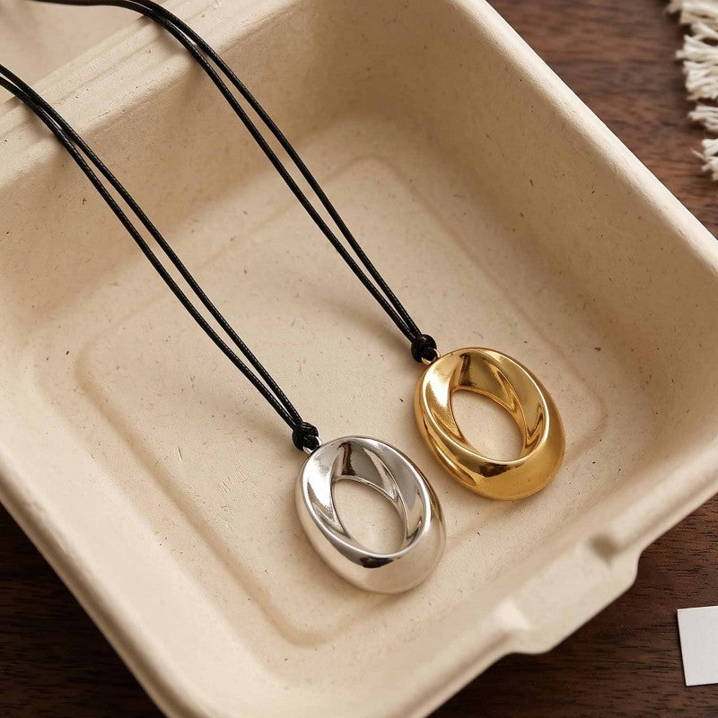 Wholesale Gold Alloy Oval Pendant Necklace Ethnic Style Minimalist Collarbone Chain Trendy Jewelry Accessory For Boutique Resale
