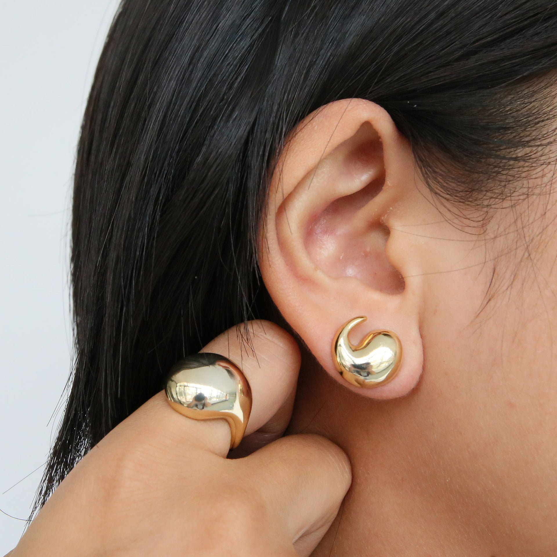 Wholesale  18k golden brass smooth comma pig tail earrings