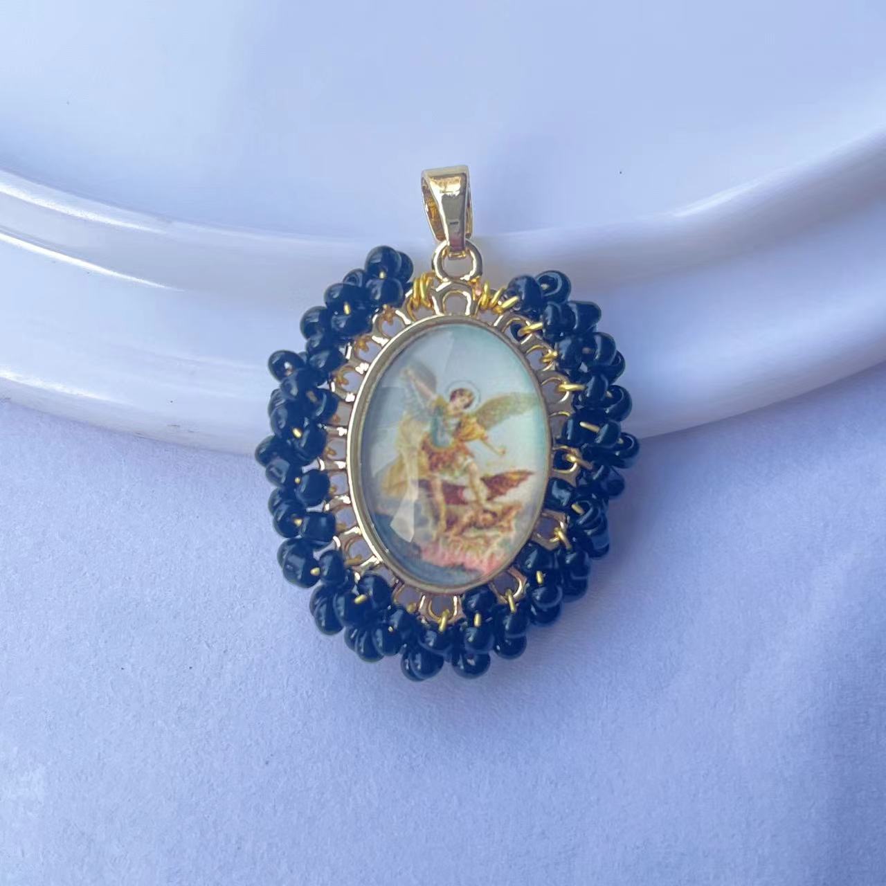 Wholesale Gold hand-woven millet bead oval portrait pendant female jewelry  necklace pendant
