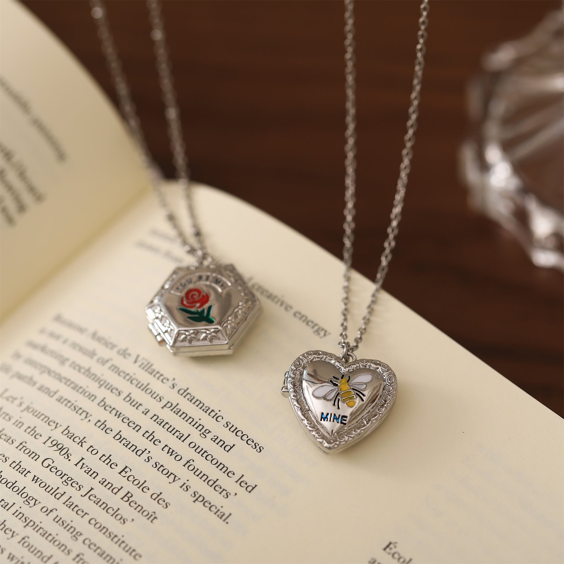 Wholesale  y2g style necklace Women's Open and Close album Moon rose drop oil necklace