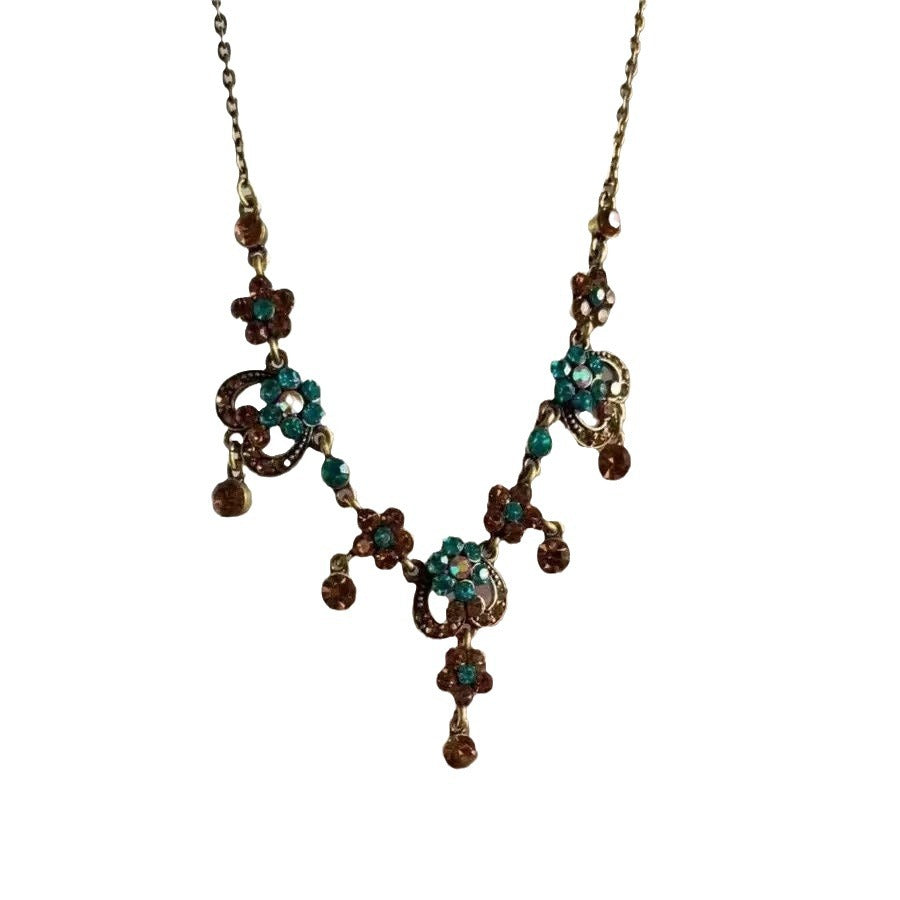 Wholesale Retro Palace Style vintage Love Flower Pendant Necklace