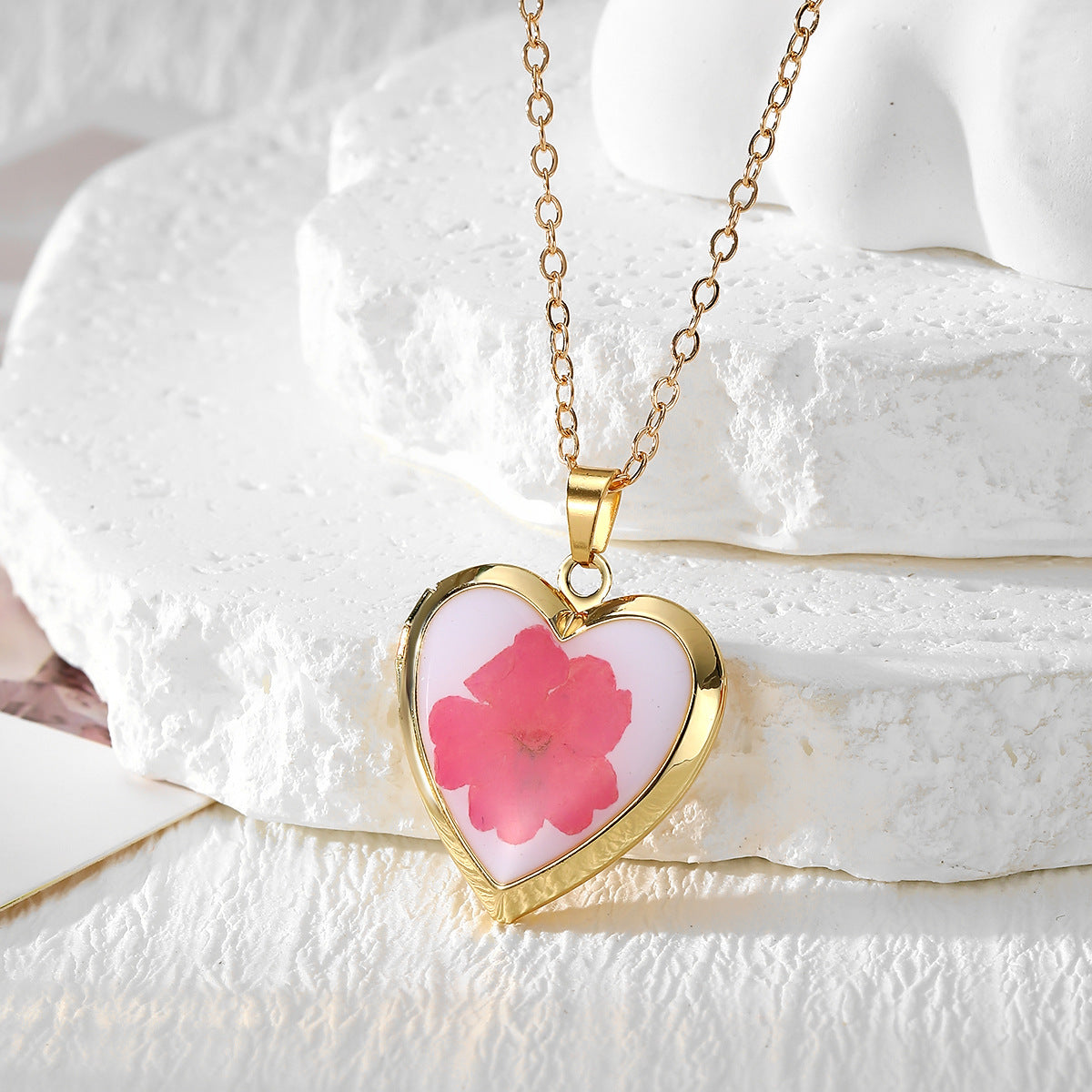 Wholesale Bohemian Resin Pendant Necklace With Dried Flowers Heart Photo Locket Style Fashion Accessory For Boutique Resale