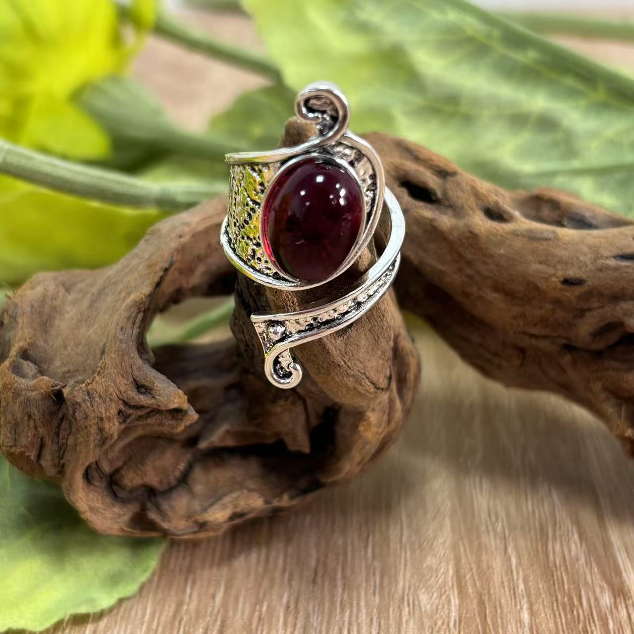 Wholesale Retro style open alloy ring inlaid with oval resin colored diamond ring