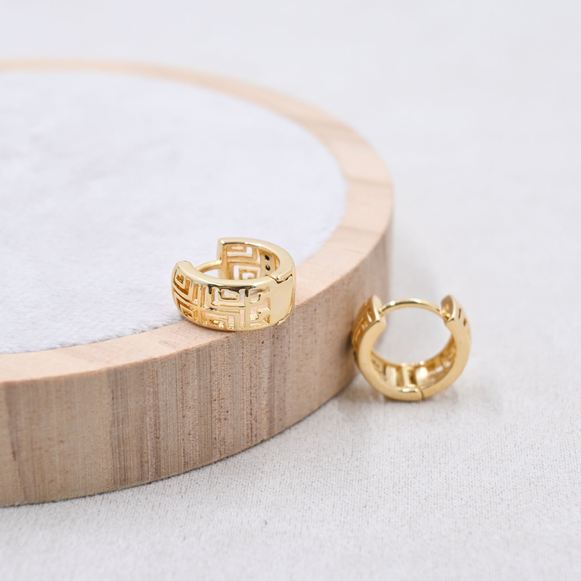 Wholesale  Simple Hollow Grid Retro Earrings Copper Plated Real Gold Ear Buckle Fashion High-end Light Luxury Earring