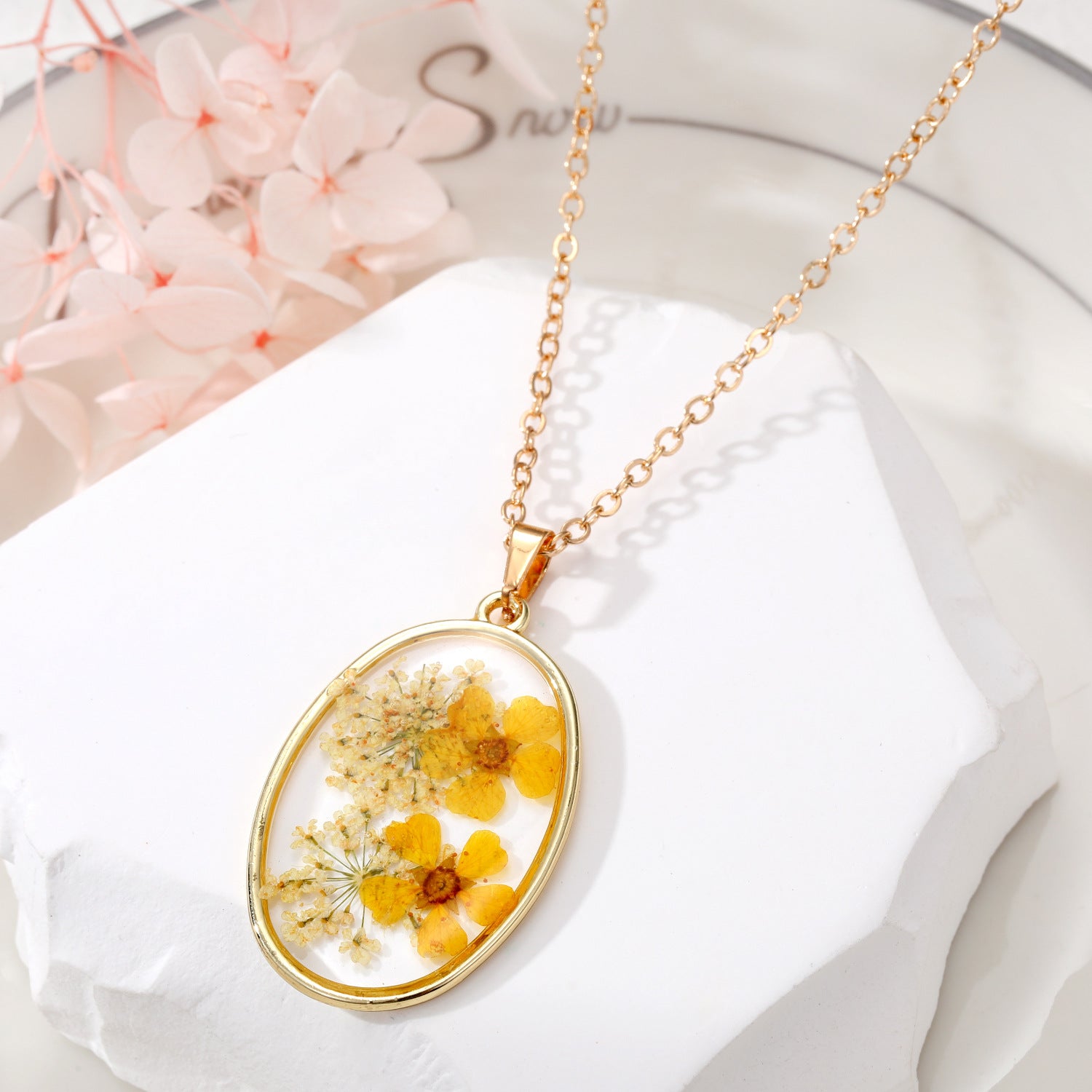 Wholesale Resin Natural Dried Flower Pendant Necklace Oval Geometric Women S Sweater Chain Trendy Boutique Resale