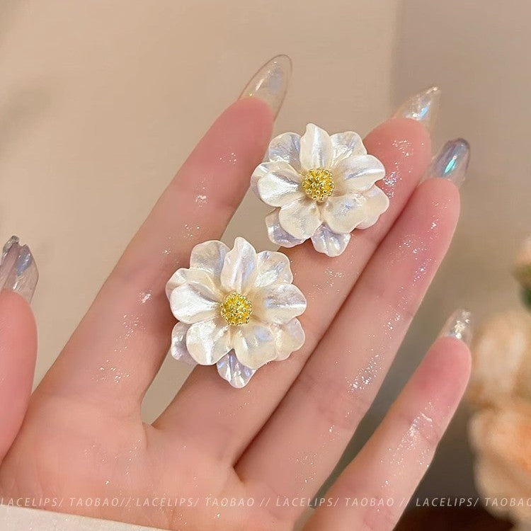 Wholesale Retro Elegant Camellia Ear Studs  Light Luxury  Earrings